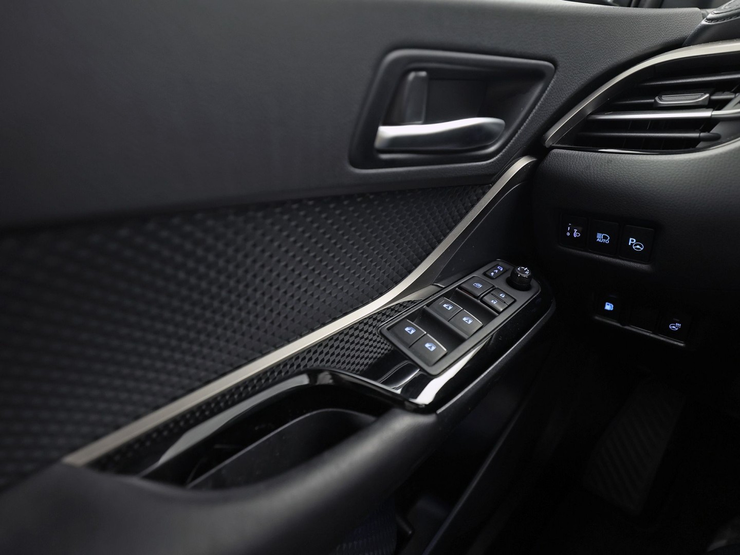 Toyota C-HR 1.8 Hybrid Sport Automaat (NAVIGATIE, CAMERA, STUUR/STOELVERWARMING, GETINT GLAS, SPORTSTOELEN, ADAPTIVE CRUISE, KEYLESS, NIEUWSTAAT)