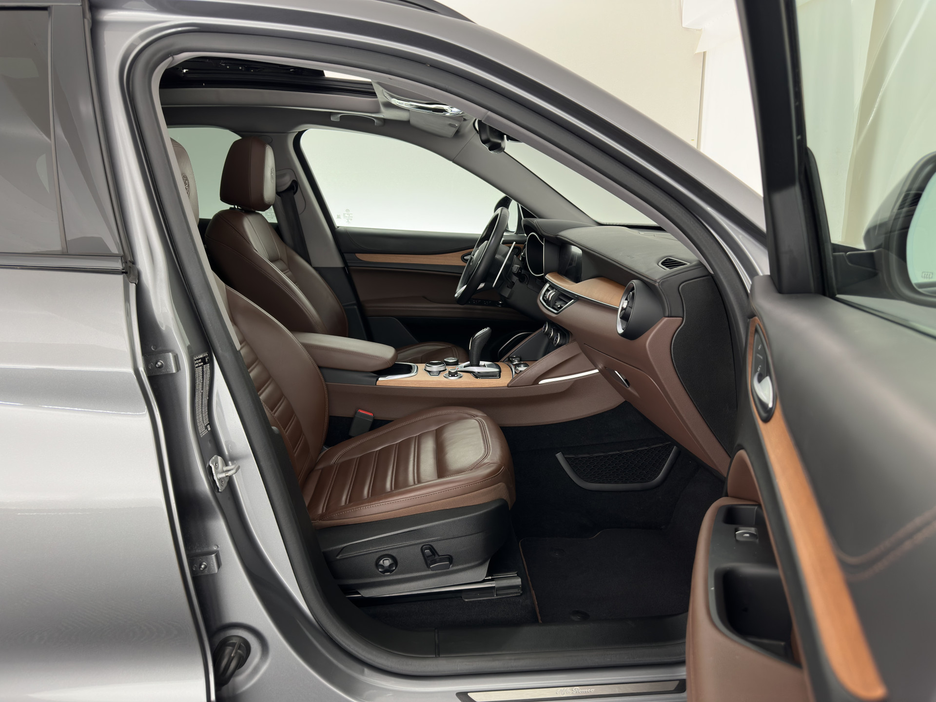 Alfa Romeo Stelvio 2.0 T Veloce AWD B-Tech Business Edition Aut. *PANO | LEATHER | XENON | ADAPTIVE-CRUISE | MEMORY-PACK | BLIND-SPOT | HEATED-SPORTSEATS | CAMERA | DAB+ | KEYLESS | SHIFT-PADDLES | PRIVACY-GLASS | NAVI-FULLMAP | TOWBAR | 20''