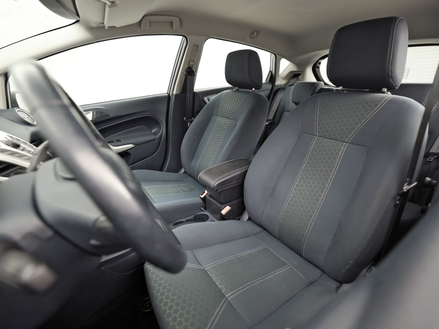 Ford Fiesta 1.25 Titanium (5 DEURS, CLIMATE, CRUISE, SPORTSTOELEN, PARKEERSENSOREN, TREKHAAK, LM VELGEN, ELEK PAKKET, NIEUWSTAAT)