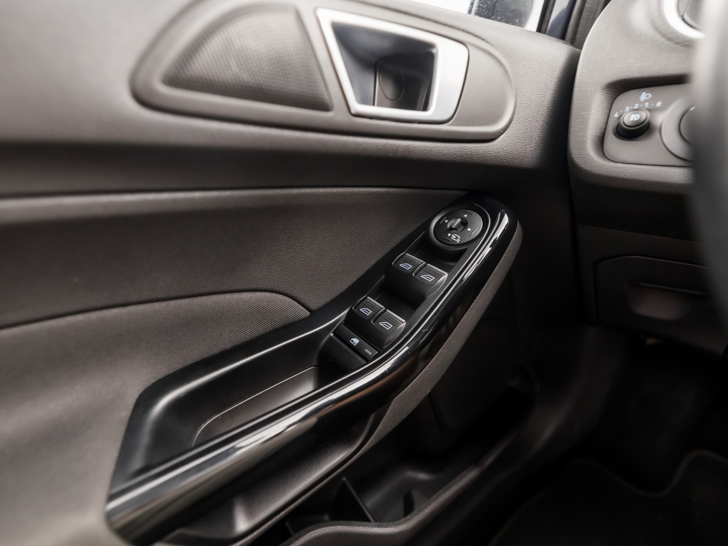 Ford Fiesta 1.0 EcoBoost Titanium Sport 101Pk (NAVIGATIE, 1e EIGENAAR, CLIMATE, STOELVERWARMING, SPORTSTOELEN, GETINT GLAS, CRUISE, PARKEERSENSOREN, TREKHAAK, LM VELGEN, NIEUWSTAAT)