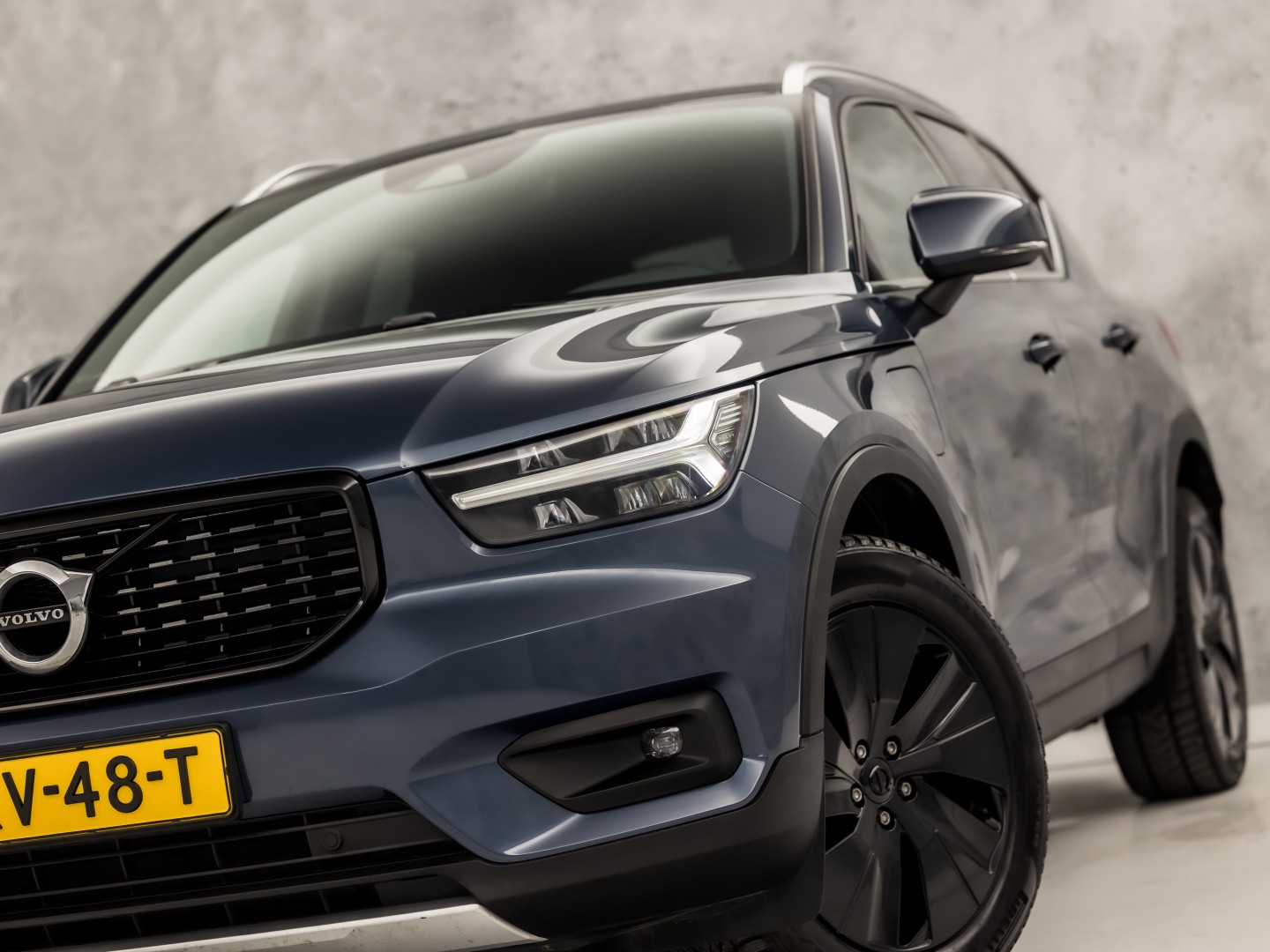 Volvo XC40 1.5 T5 Recharge Sport 262Pk Automaat (BLACK PACK, APPLE CARPLAY, GROOT NAVI, ZWART HEMEL, STUUR/STOELVERWARMING, SPORTSTOELEN, GETINT GLAS, LANE ASSIST, NIEUWE APK, NIEUWSTAAT)