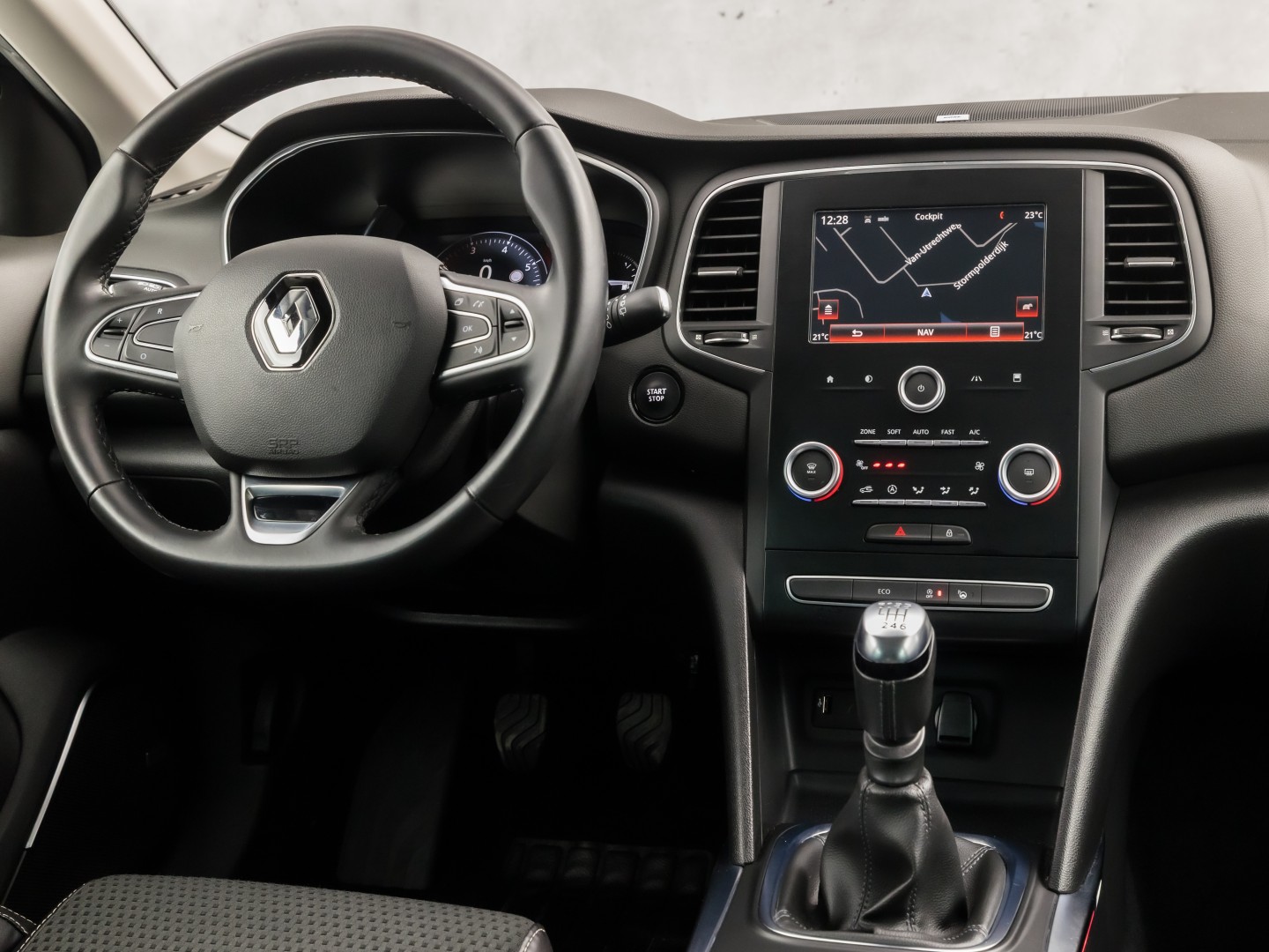 Renault Mégane Estate 1.2 TCe Bose Sport (APPLE CARPLAY, NAVIGATIE, LEDER, CAMERA, GETINT GLAS, SPORTSTOELEN, PARKEERSENSOREN, CRUISE, NIEUWSTAAT)