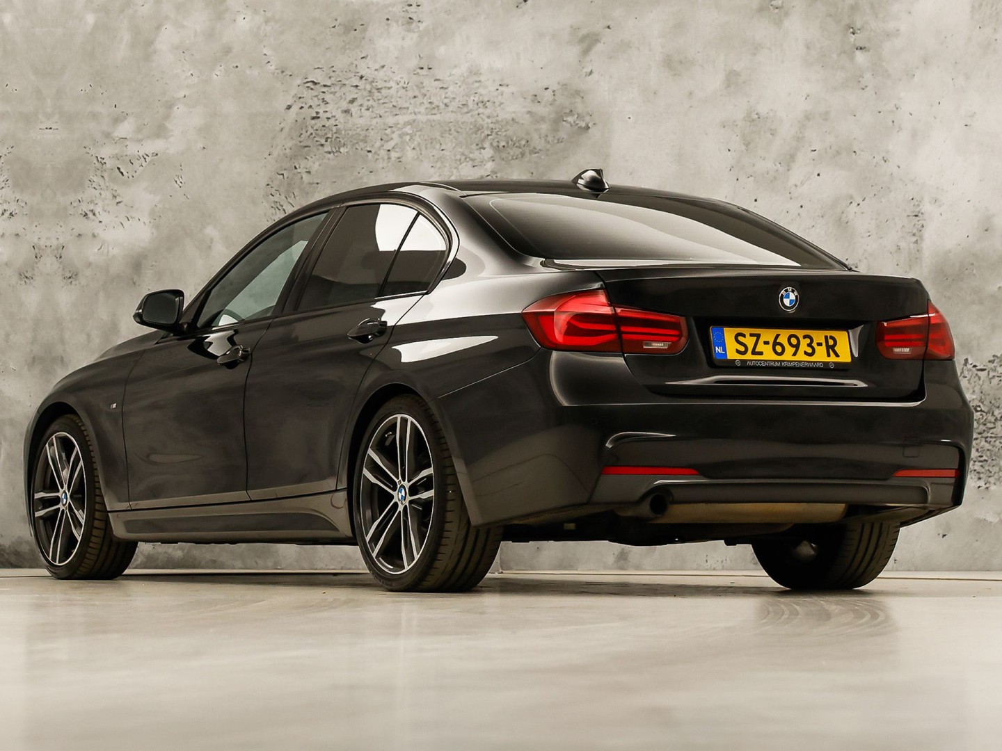 BMW 3 Serie 318i M Sport High Executive Automaat (VIRTUAL COCKPIT, M PAKKET, GROOT NAVI, STOELVERWARMING, SPORT AUTOMAAT, SPORTSTOELEN, TREKHAAK, GETINT GLAS, PARKEERSENSOREN, NIEUWSTAAT)