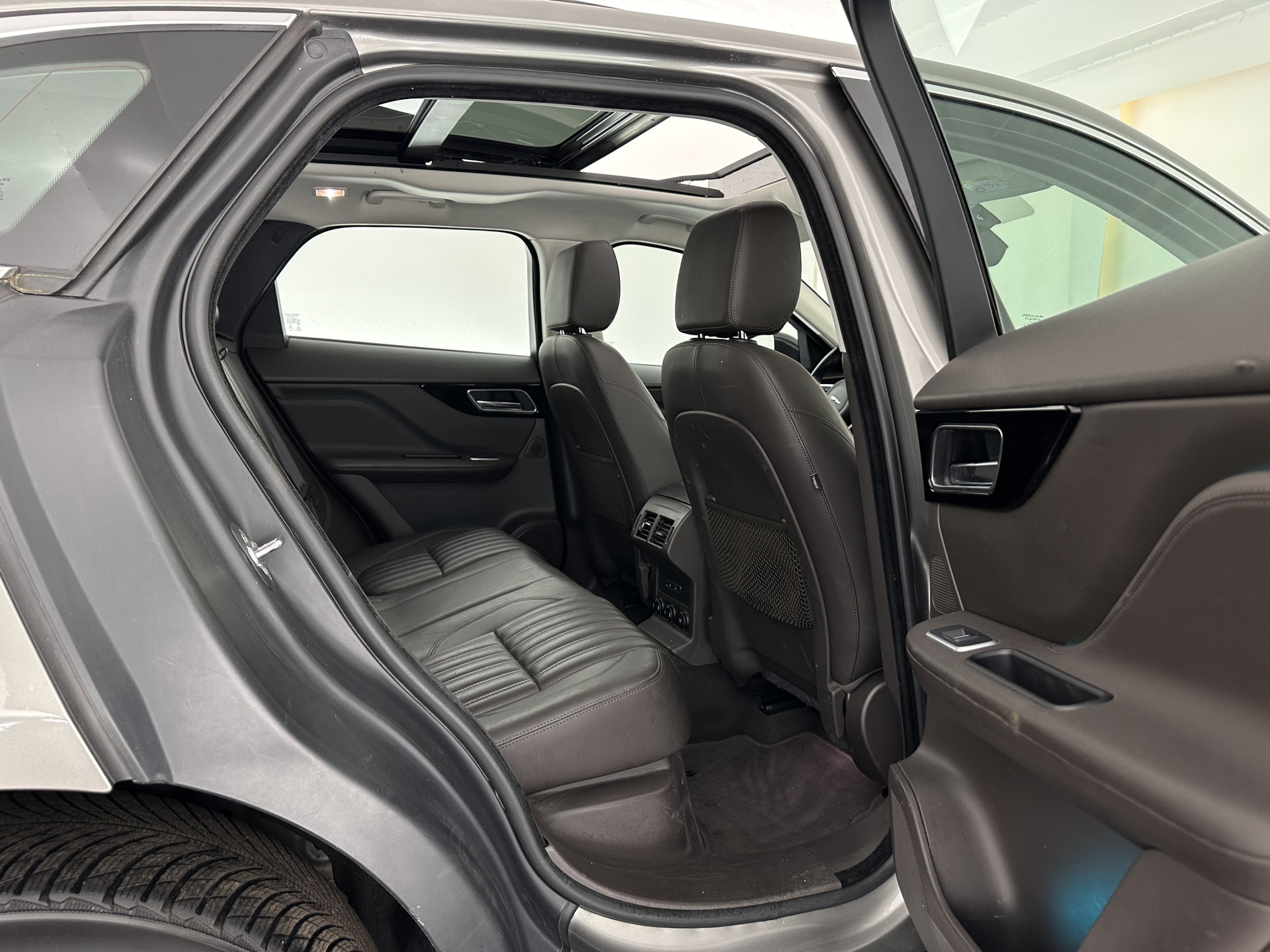 Jaguar F-PACE 3.0d First Edition AWD (INCL-BTW) Aut. *PANO | LEATHER | XENON | MEMORY-PACK | DIGI-COCKPIT | MERIDIAN-SOUND | NAVI-FULLMAP | CAMERA | HEATED-COMFORTSEATS | AMBIENTLIGHT | SHIFTPADDLES | ECC | PDC | CRUISE | TOWBAR