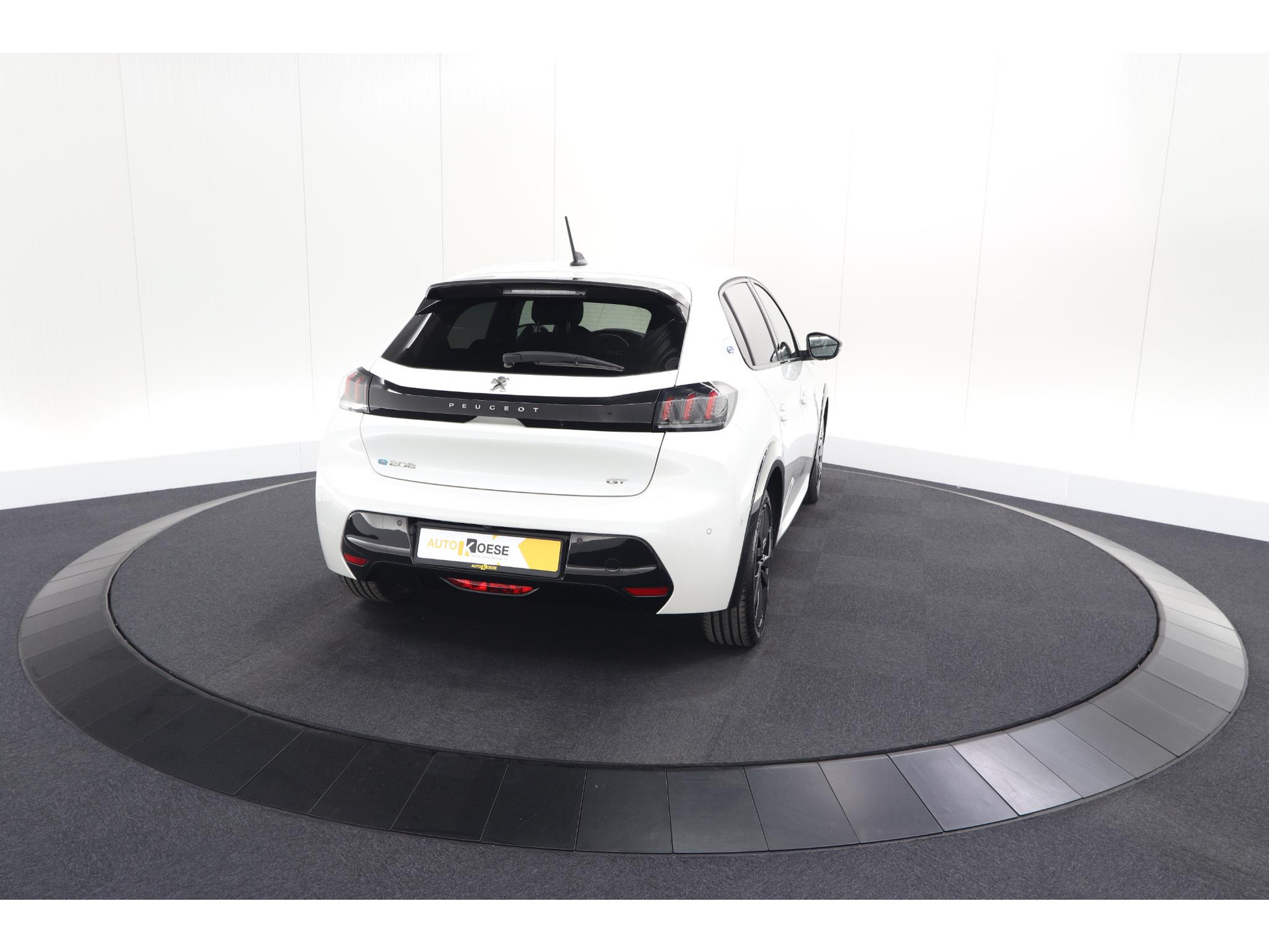 Peugeot e-208 EV GT 50 kWh | 93,7% SOH | Black Pack | Dodehoekdetectie | Camera | Apple Carplay