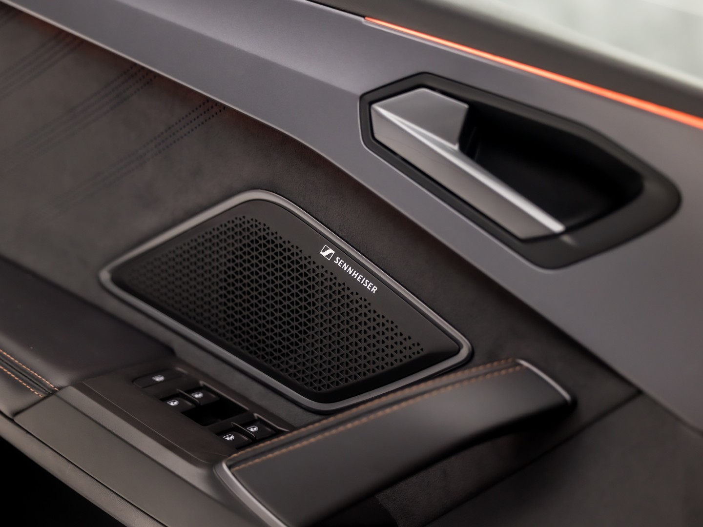 CUPRA Leon 1.5 TSI Sport 150Pk Automaat (APPLE CARPLAY, GROOT NAVI, KUIPSTOELEN, SENNHEISER AUDIO, CAMERA, STUUR/STOELVERWARMING, GETINT GLAS, NIEUWSTAAT)