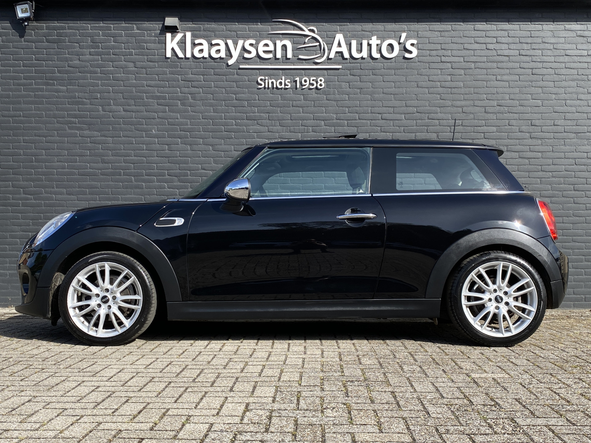 MINI Mini 1.5 Cooper Pepper 136 pk | navigatie | panoramadak | bluetooth | cruise control | chromen details | trekhaak