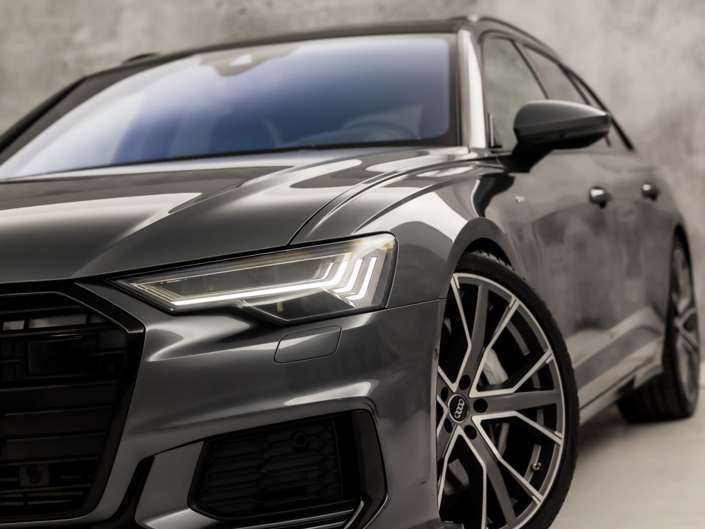 Audi A6 Avant 55 TFSI quattro S-Line 340Pk Automaat (PANORAMADAK, 6 CILINDER, BANG&OLUFSEN, HEAD-UP DISPLAY, NAPPA LEDER, MEESTURENDE ACHTERAS, CAMERA, STOELVERWARMING, SFEERVERLICHTING, ADAPTIVE CRUISE, MATRIX LED, NIEUWSTAAT)