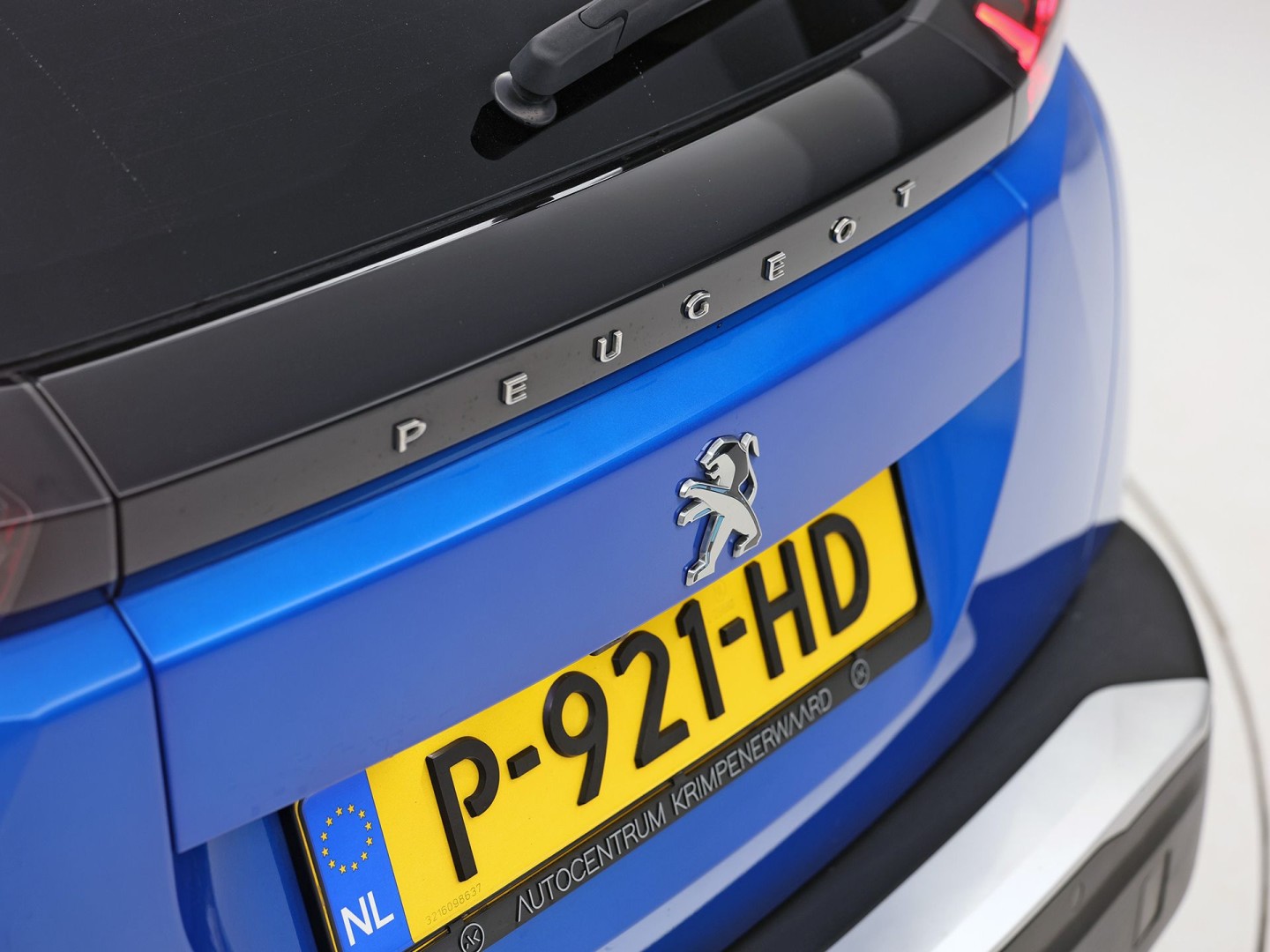 Peugeot e-2008 EV Blue Sport Allure 50 kWh Automaat (SOH 91,2%, APPLE CARPLAY, GROOT NAVI, 360 CAMERA, SPORTSTOELEN, GETINT GLAS, KEYLESS, NIEUWSTAAT)