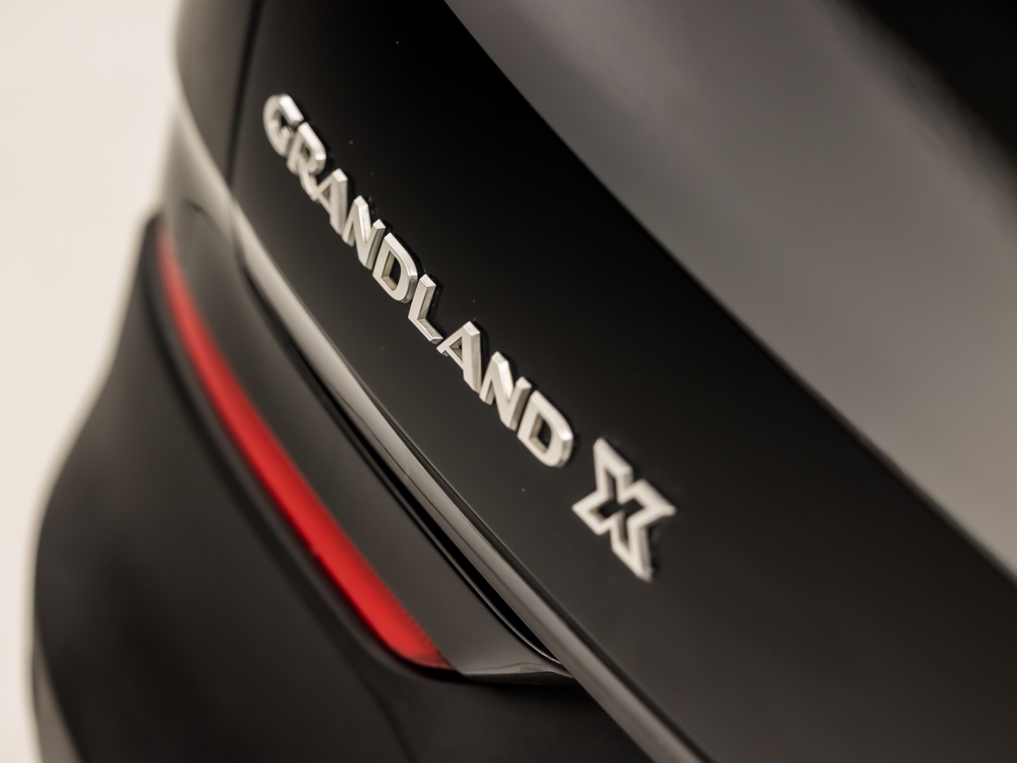 Opel Grandland X 1.2 Innovation Turbo Sport (APPLE CARPLAY, GROOT NAVI, CLIMATE, LEDER, CAMERA, SPORTSTOELEN, GETINT GLAS, CRUISE, NIEUWSTAAT)