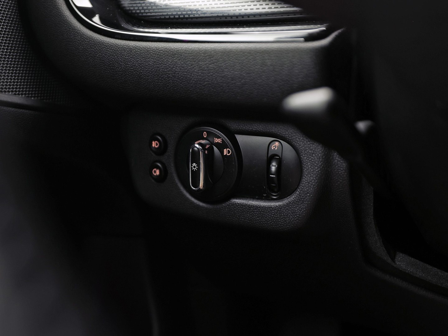 MINI Clubman 1.5 Chili Black Sport Automaat (PANORAMADAK, NAVIGATIE, LEDEREN SPORTSTOELEN, STOELVERWARMING, CRUISE, CLIMATE, ZWART HEMEL, NIEUWE APK)