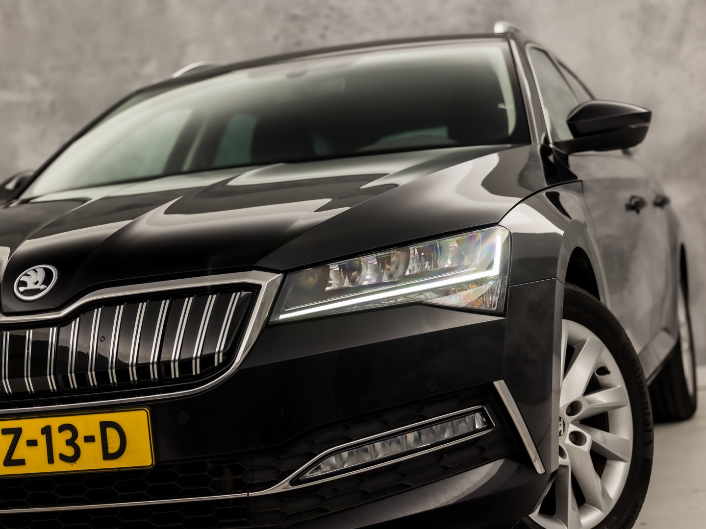 Škoda Superb Combi 1.4 TSI iV Business Sport 218Pk Automaat (VIRTUAL COCKPIT, APPLE CARPLAY, GROOT NAVI, CAMERA, STOELVERWARMING, SPORTSTOELEN, KEYLESS, ADAPTIVE CRUISE, GETINT GLAS, NIEUWSTAAT)