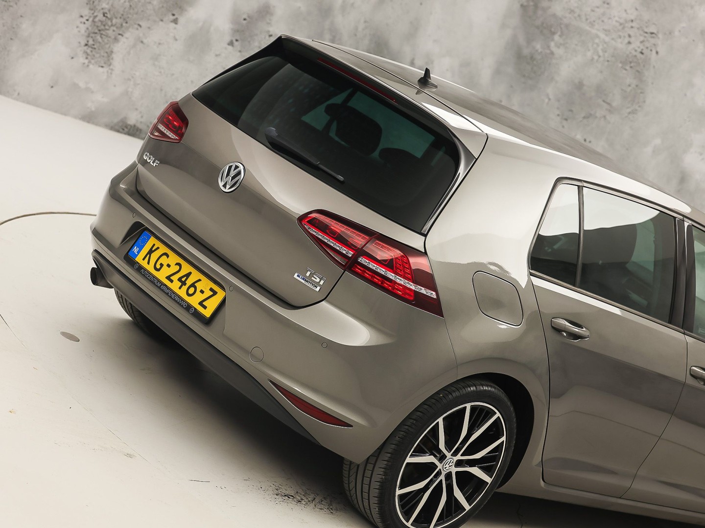 Volkswagen Golf 1.0 TSI Sportline Automaat (APPLE CARPLAY, NAVIGATIE, CAMERA, CLIMATE, SPORTSTOELEN, GETINT GLAS, LM VELGEN, CRUISE, NIEUWSTAAT)