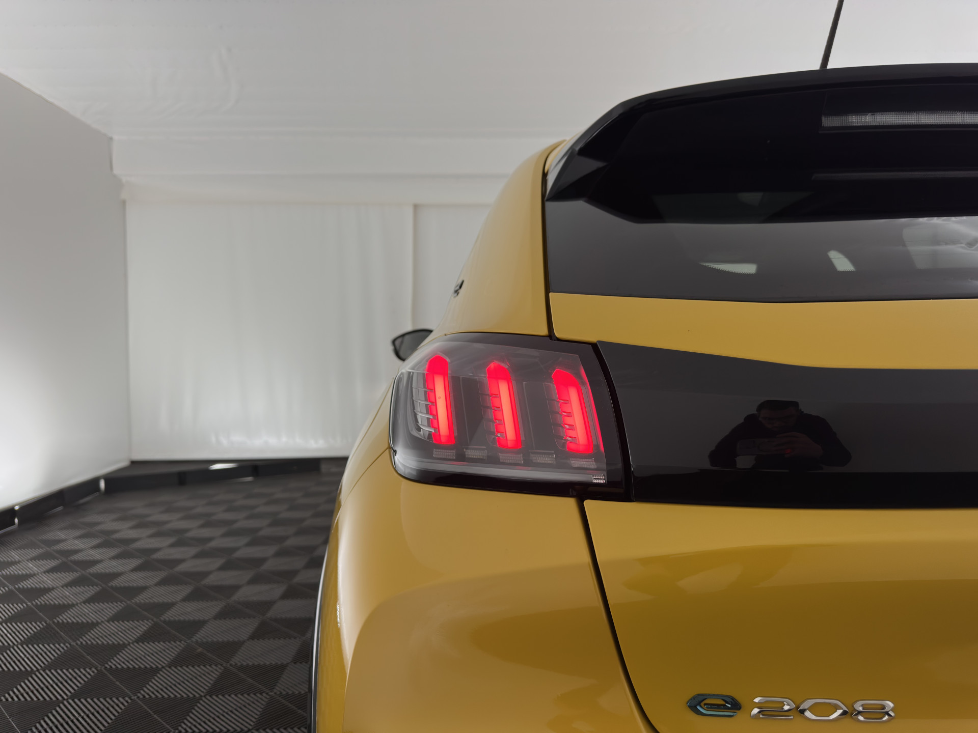 Peugeot e-208 EV GT 350 50 kWh [ 3-Fase ] {SOH-100%} (INCL-BTW) *PANO | FULL-LED | DIGI-COCKPIT | BLINDSPOT | CAMERA | LEATHER-ALCANTARA | AMBIENT-LIGHT | NAVI-FULLMAP | LANE-ASSIST | KEYLESS | DAB | CCS-FASTLOADER | HEATED-SPORTSEATS | 17"ALU*