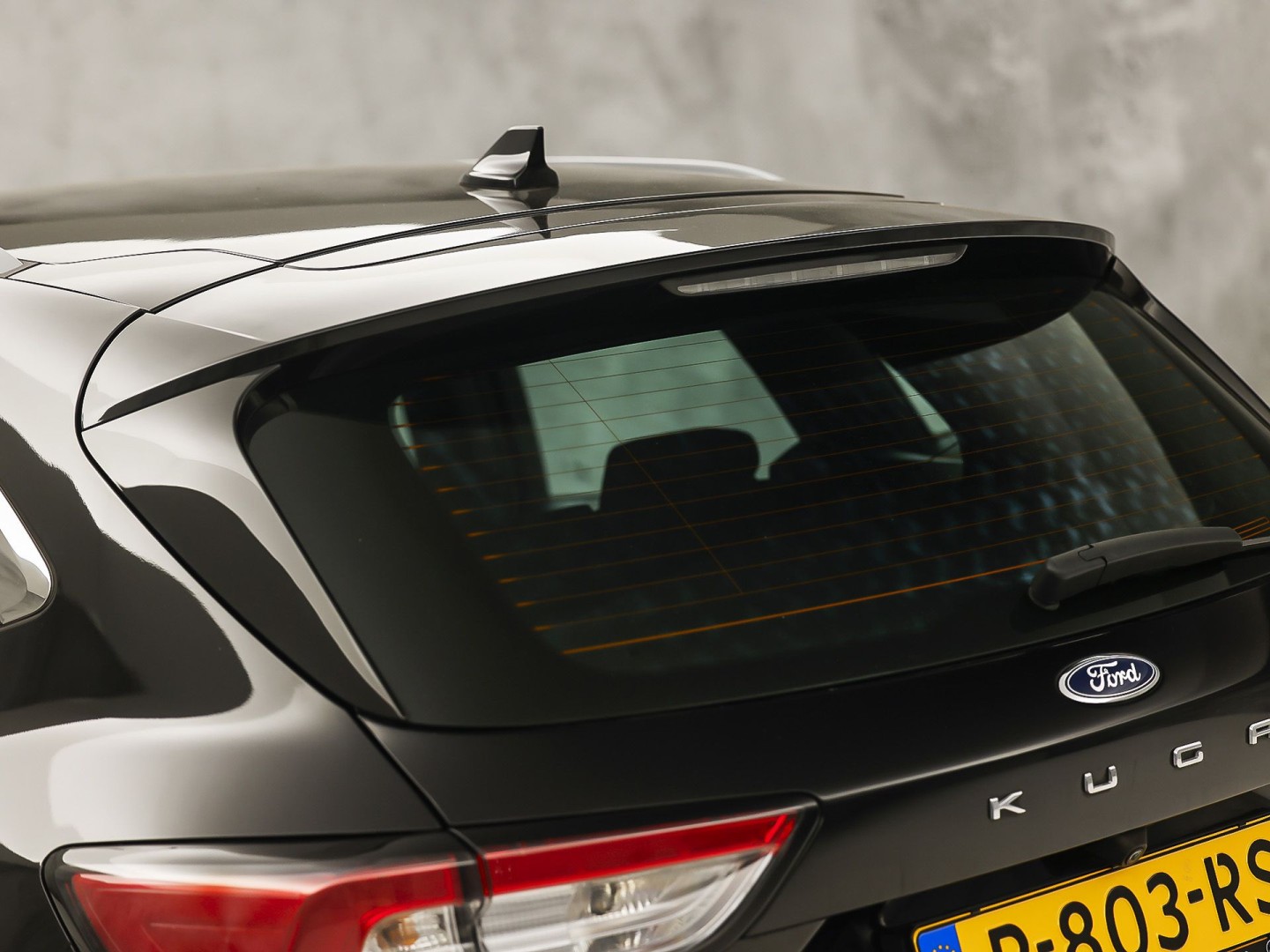 Ford Kuga 2.5 PHEV Titanium Sport 225Pk Automaat (VIRTUAL COCKPIT, SOH 93%, APPLE CARPLAY, GROOT NAVI, CAMERA, SPORTSTOELEN, CRUISE, TREKHAAK, NIEUWSTAAT)