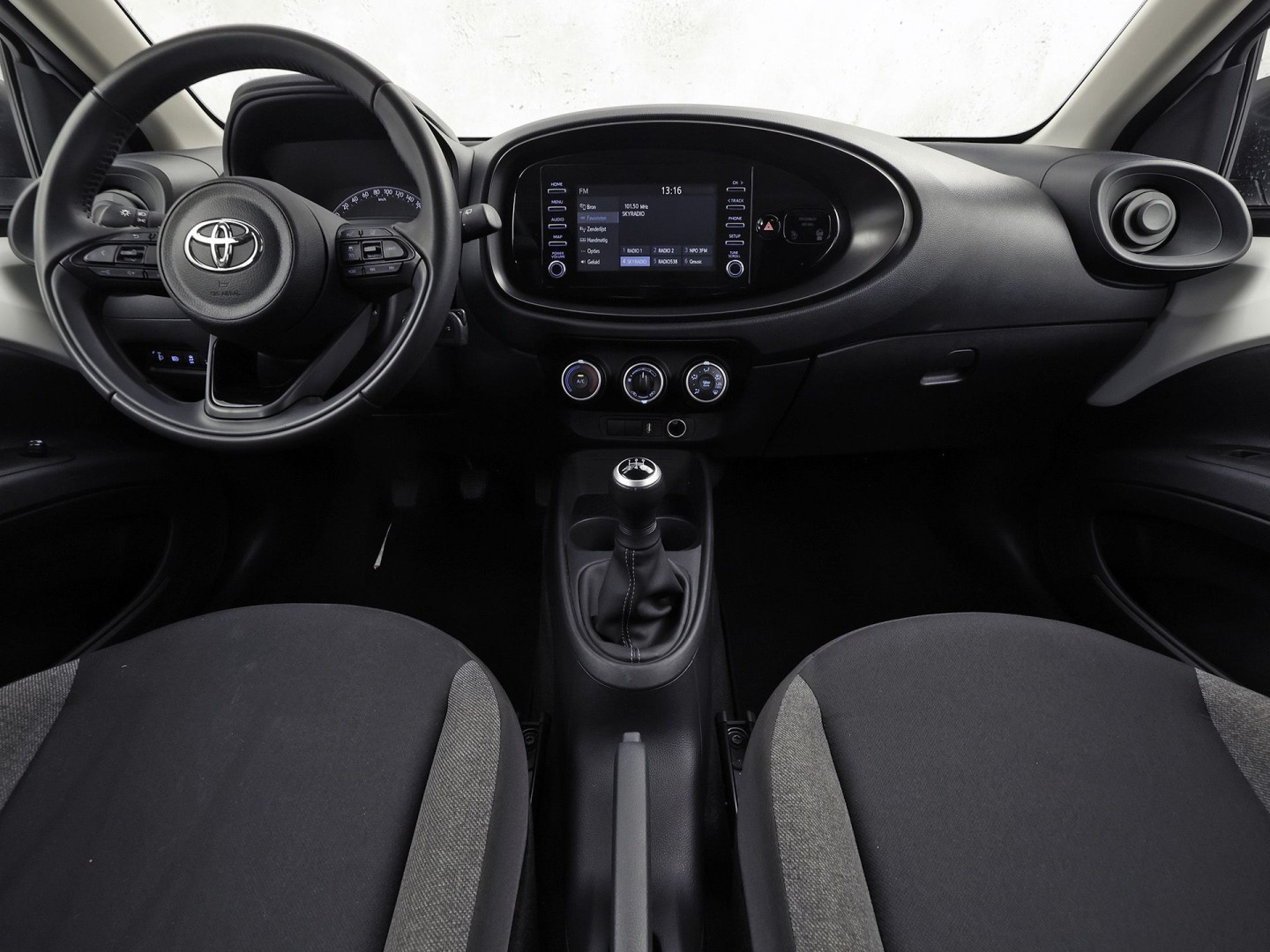 Toyota Aygo 1.0 VVT-i MT Play (APPLE CARPLAY, NAVIGATIE, ADAPTIVE CRUISE, SPORTSTOELEN, LANE ASSIST, CAMERA, NIEUWSTAAT)