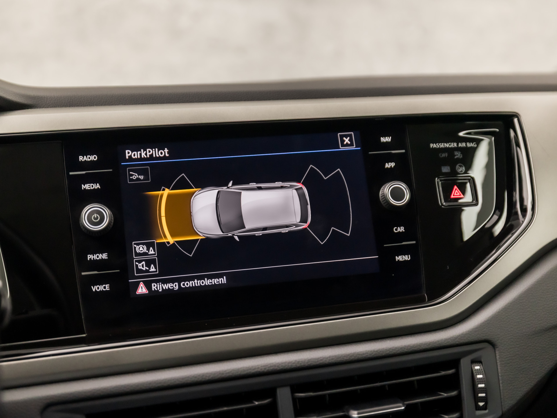 Volkswagen Polo 1.0 TSI Sportline (APPLE CARPLAY, GROOT NAVI, CLIMATE, CAMERA, SPORTSTOELEN, LM VELGEN, ADAPTIVE CRUISE, MODE KNOP, PARKEER ASSISTENT, PARKEERSENSOREN, NIEUWSTAAT)