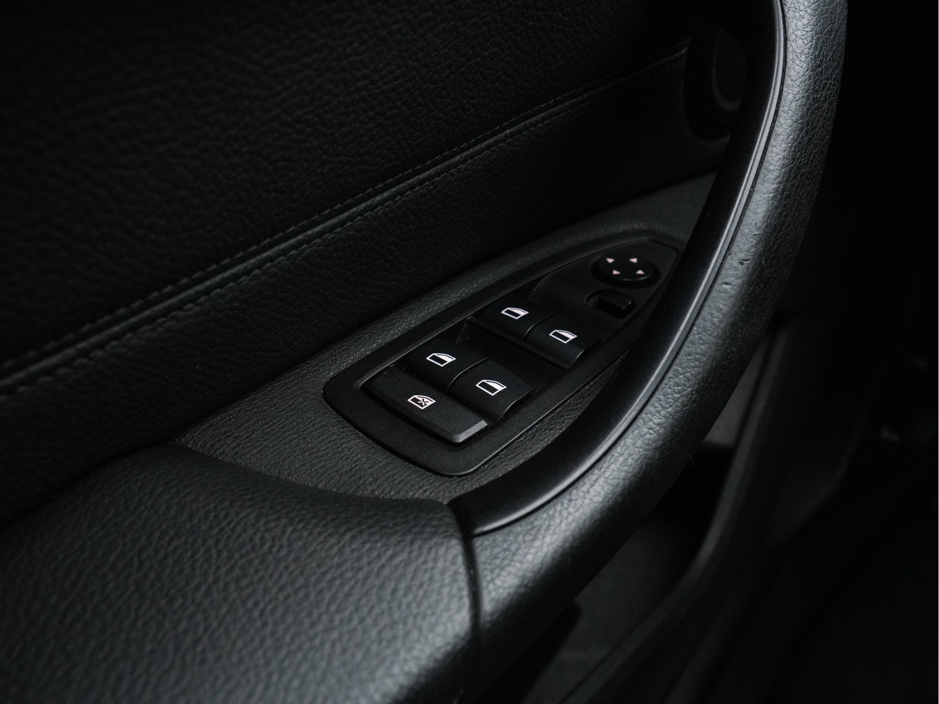 BMW X1 sDrive16d Centennial High Executive *LUXURY-LEATHER | NAVI-FULLMAP | HIFI-SOUND | FULL-LED | HEAD-UP | DAB | PRIVACY-GLASS | ECC | PDC | CRUISE | HEATED-COMFORTSEATS | TOWBAR | KEYLESS | 17"ALU*