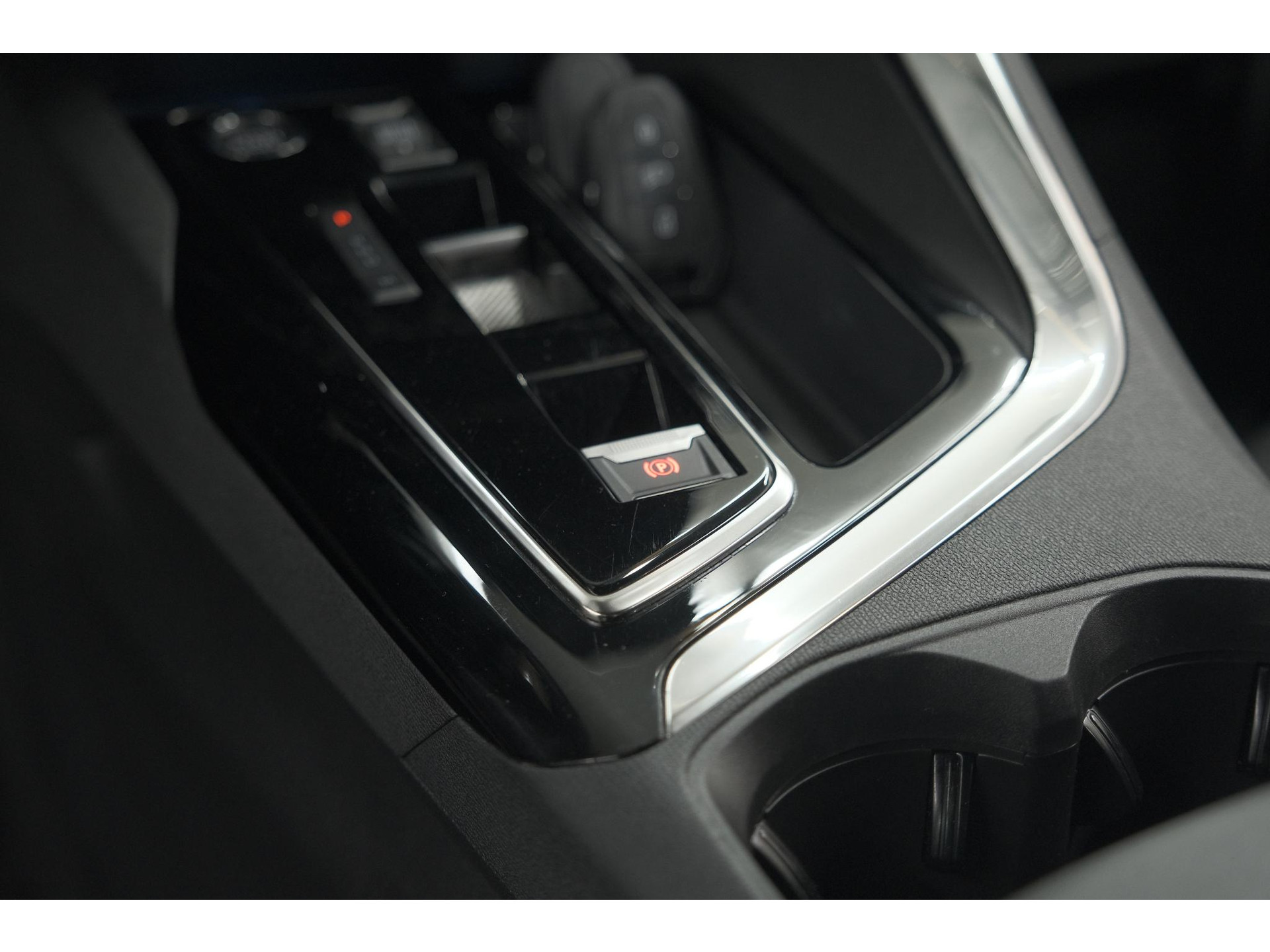 Peugeot 5008 PureTech 130 EAT8 Active Pack Business | 7 Zitplaatsen | Camera | Navigatie | Apple Carplay | Parkeersensoren