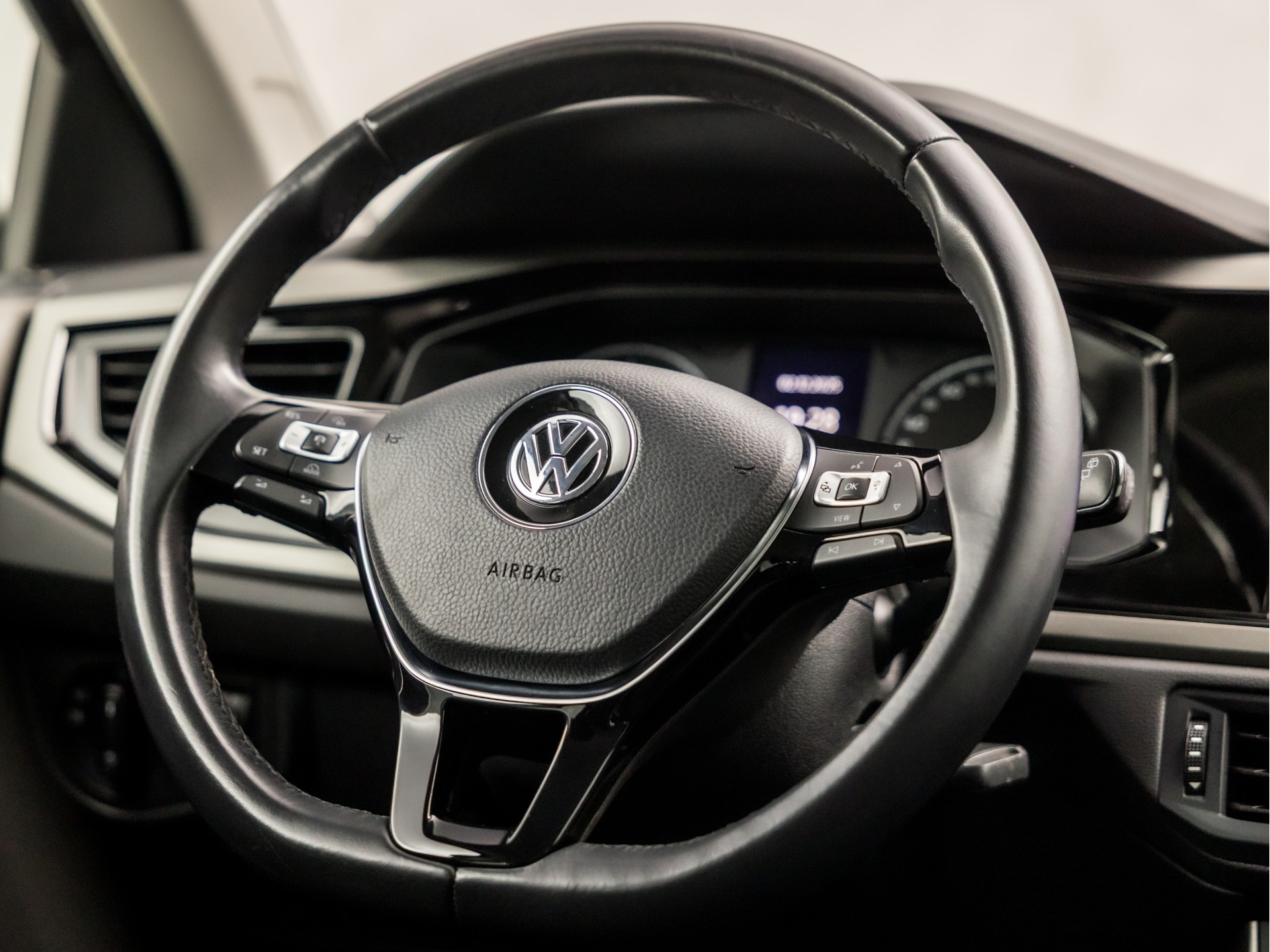 Volkswagen Polo 1.0 TSI Sportline (APPLE CARPLAY, GROOT NAVI, CLIMATE, CAMERA, SPORTSTOELEN, LM VELGEN, ADAPTIVE CRUISE, MODE KNOP, PARKEER ASSISTENT, PARKEERSENSOREN, NIEUWSTAAT)