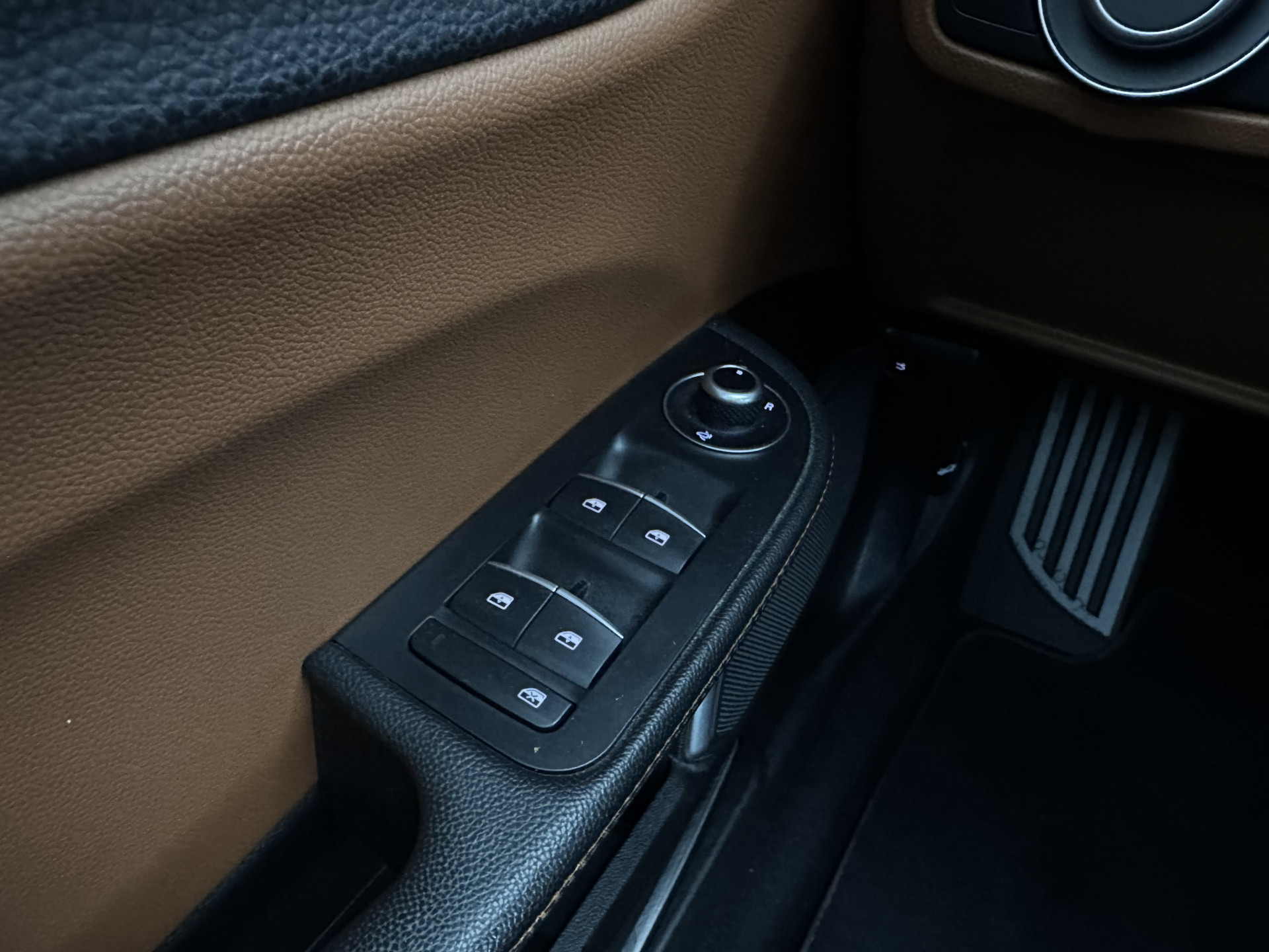 Alfa Romeo Giulia 2.0T Sprint (INCL-BTW) Aut. *PANO | LEATHER-FABRIC | XENON | ADAPTIVE-CRUISE | BLIND-SPOT | SPORTSEATS | CAMERA | NAVI-FULLMAP | DAB+ | SHIFT-PADDLES | PRIVACY-GLASS | LANE-ASSIST | BLINDSPOT | KEYLESS |