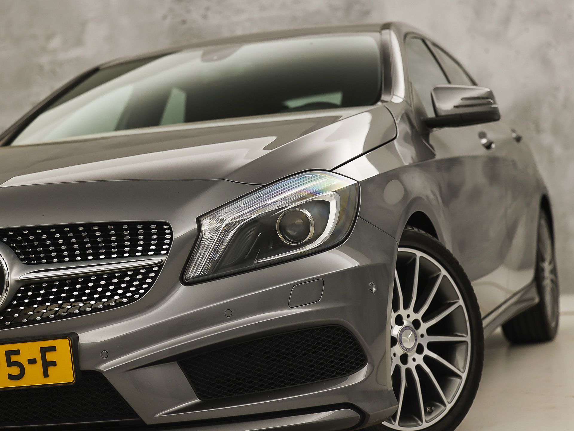 Mercedes-Benz A-Klasse 180 AMG Sport (NAVIGATIE, LEDER/ALCANTARA, DIAMOND GRILL, SPORTSTOELEN, XENON, CRUISE, NIEUWE APK, NIEUWSSTAAT)