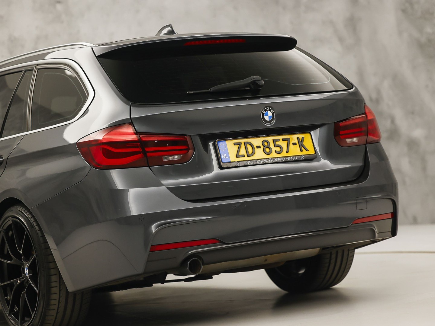 BMW 3 Serie 318i M Sport Automaat (PANORAMADAK, M PAKKET, GROOT NAVI, COGNAC LEDER, STOELVERWARMING, SPORTSTOELEN, VIRTUAL COCKPIT, PARKEERSENSOREN, GETINT GLAS, NIEUWSTAAT)