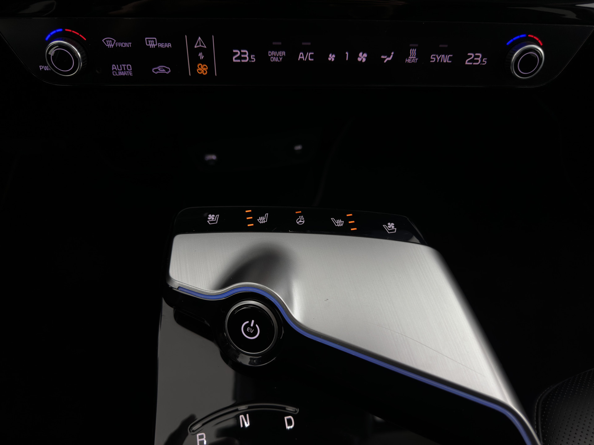 Kia EV6 Plus 77.4 kWh [ 3-Fase ] SOH100% (INCL-BTW) Aut. *LEATHER | ADAPTIVE-CRUISE | DIGI-COCKPIT | MERIDIAN-AUDIO | MEMORY-PACK | FULL-LED | KEYLESS | CAMERA | DAB | BLIND-SPOT | NAVI-FULLMAP | PRIVACY-GLASS | AMBIENT-LIGH