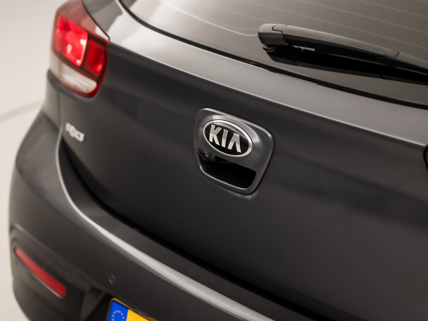 Kia Rio 1.4 DynamicLine Sport Automaat (STUUR/STOELVERWARMING, GETINT GLAS, CAMERA, SPORTSTOELEN, LM VELGEN, ELEK PAKKET, NIEUWSTAAT)