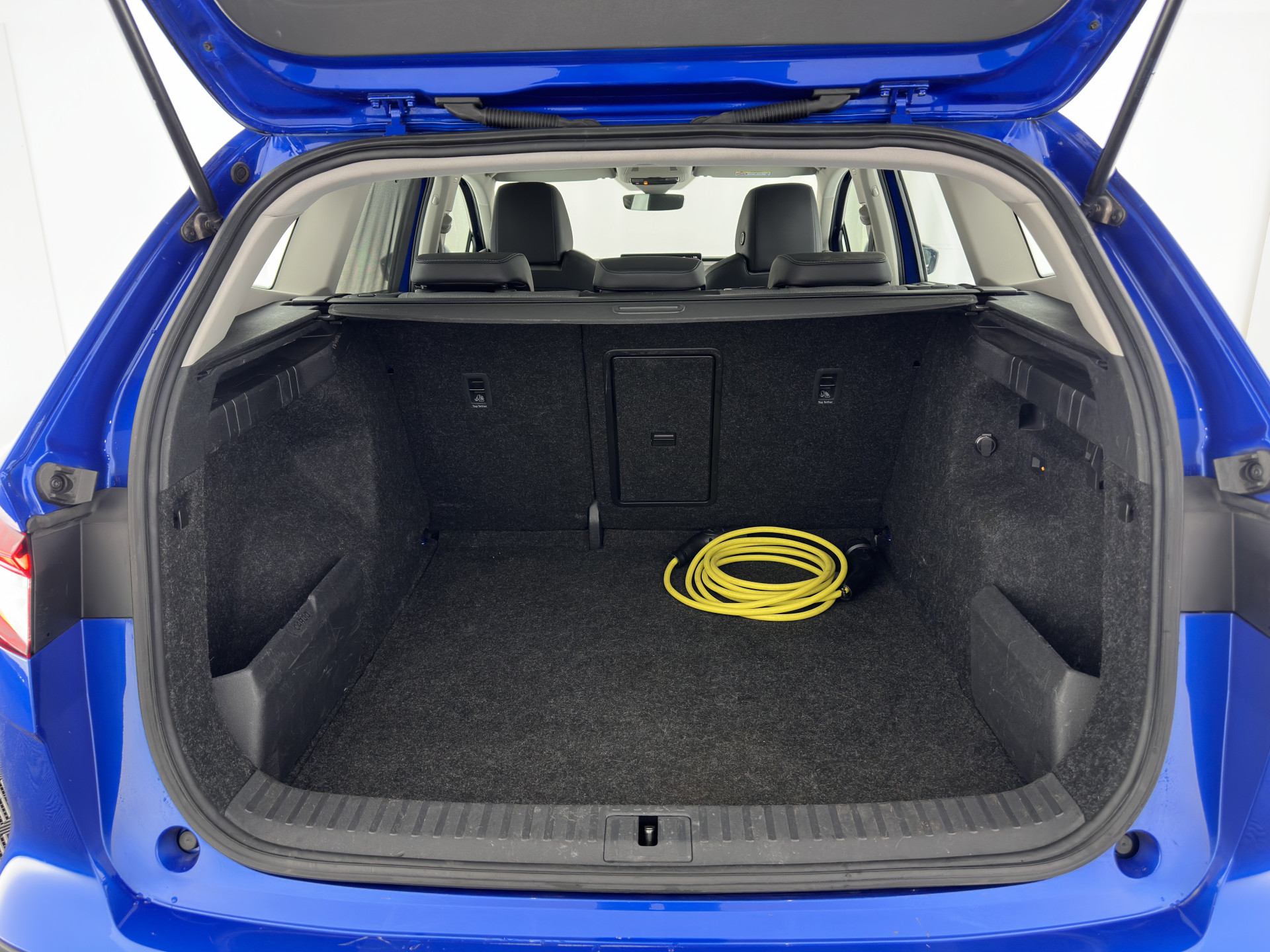 ŠKODA Enyaq iV 80 [ 3-Fase ] {SOH-88% } (INCL-BTW) *LEATHER-FABRIC | FULL-LED | DIGI-COCKPIT | CAMERA | KEYLESS | NAVI-FULLMAP | AMBIENT-LIGHT | ECC | HEATED-COMFORTSEATS | DAB+ | PDC | CRUISE | CARPLAY | TOWBAR | 19"ALU*