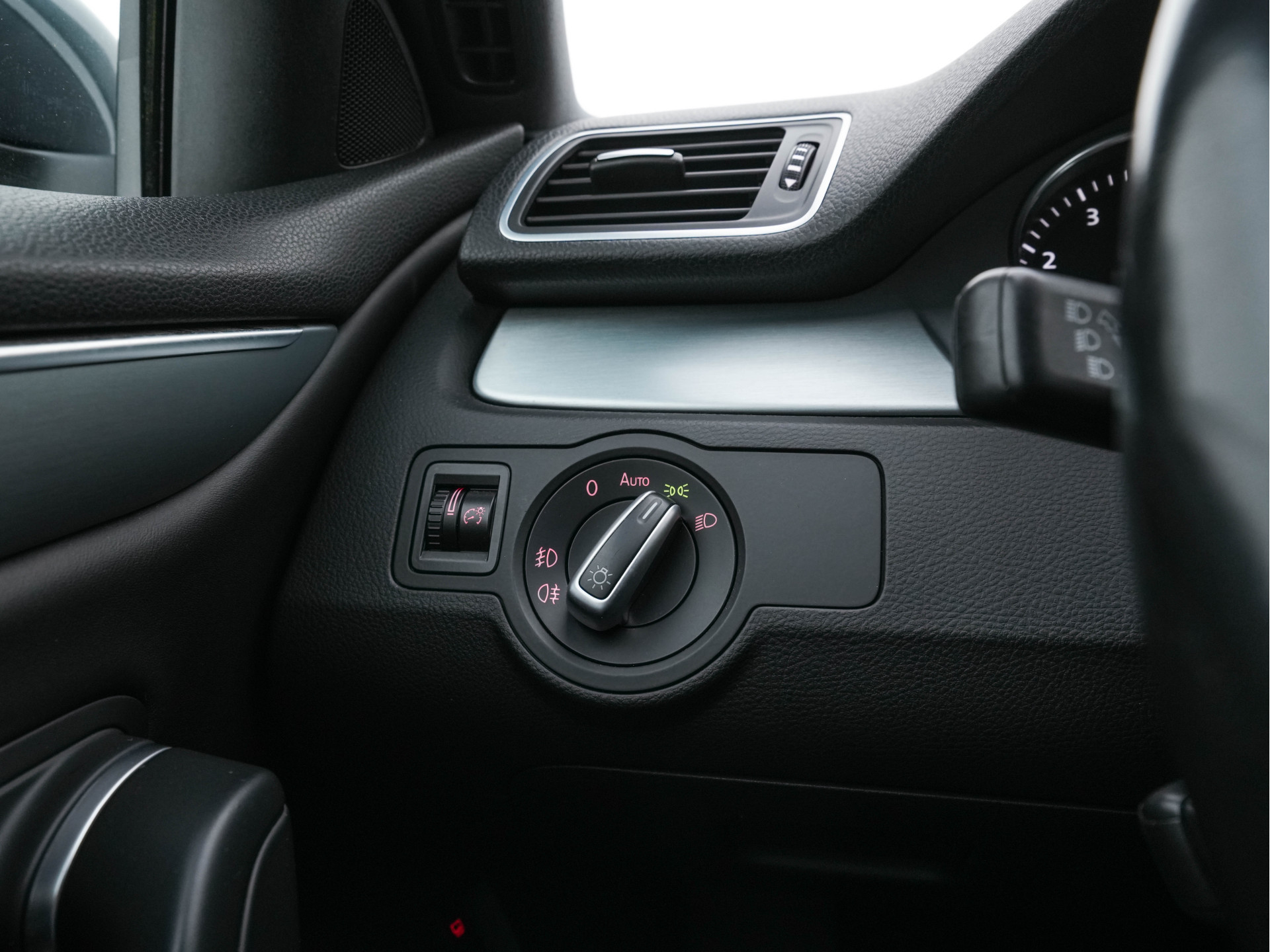 Volkswagen CC 1.8 TSI Aut. *LEATHER | BI-XENON | HEATED-SPORTSEATS | NAVI-FULLMAP | ECC | PDC | CRUISE | SHIFTPADDLES | PRIVACY-GLASS | TOWBAR | 18''ALU*