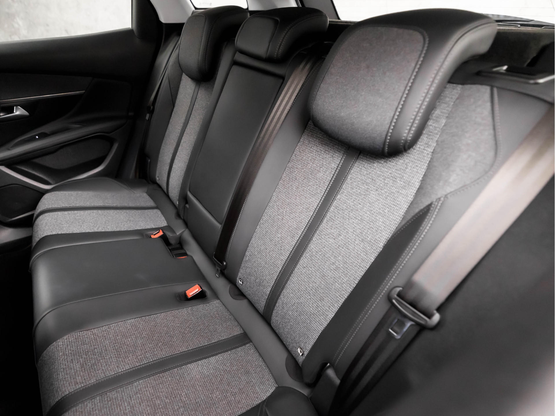 Peugeot 3008 1.2 PureTech Allure Automaat (APPLE CARPLAY, LED KOPLAMPEN, FOCAL AUDIO, LEDER, SPORTSTOELEN, GETINT GLAS, CRUISE, DAKRAILS, NIEUWSTAAT)