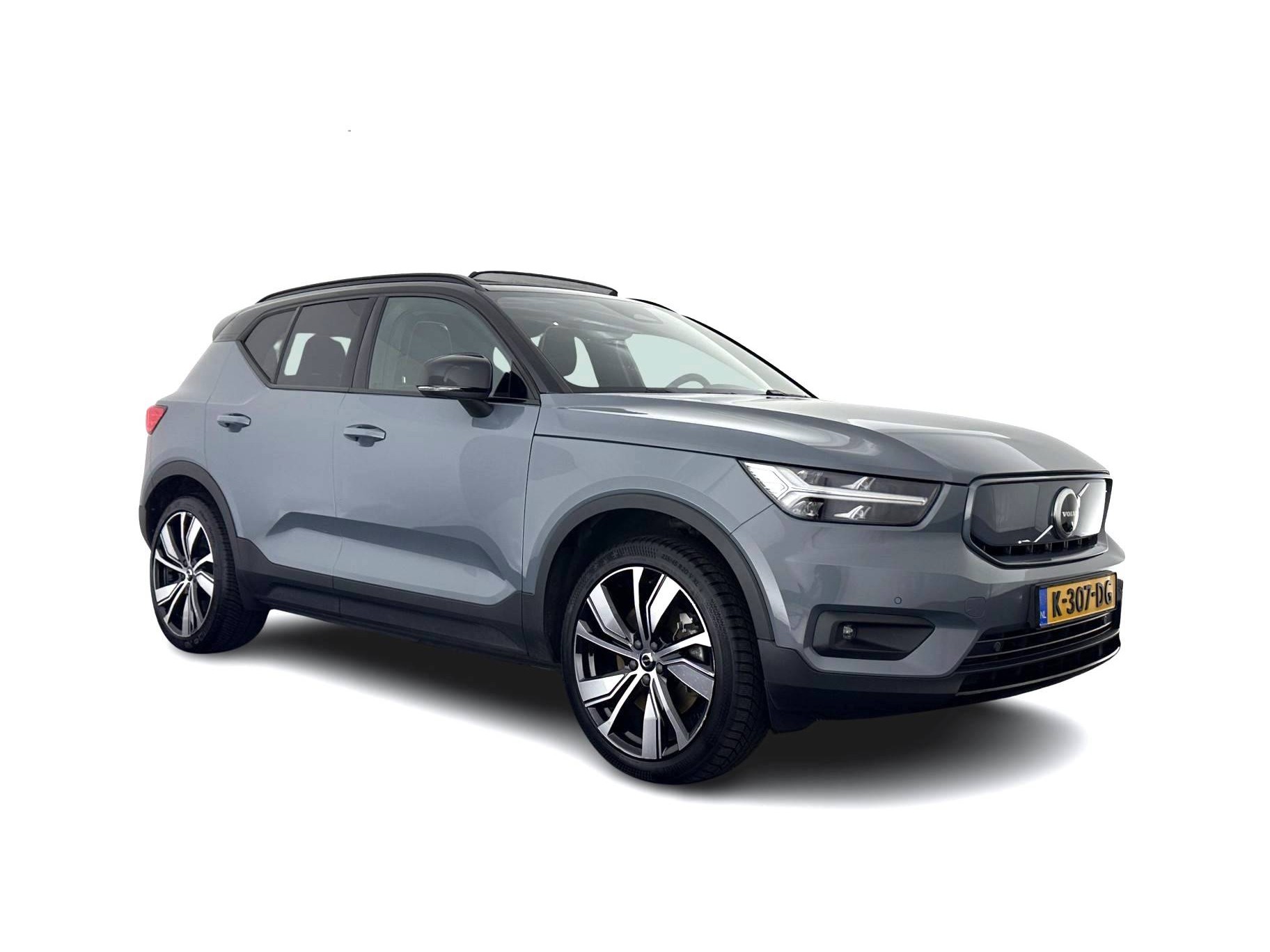 Volvo XC40 Recharge P8 AWD R-Design [ 3-Fase-11kW ] {SOH-90%} (INCL-BTW) Aut. *PANO | LEATHER-ALCANTARA | ADAPTIVE-CRUISE | DIGI-COCKPIT | FULL-LED | HARMAN/KARDON | TOPVIEW | NAVI-FULLMAP | ECC | PDC | KEYLESS | HEATED-SPORTSEATS | TOWBAR | 20''ALU*