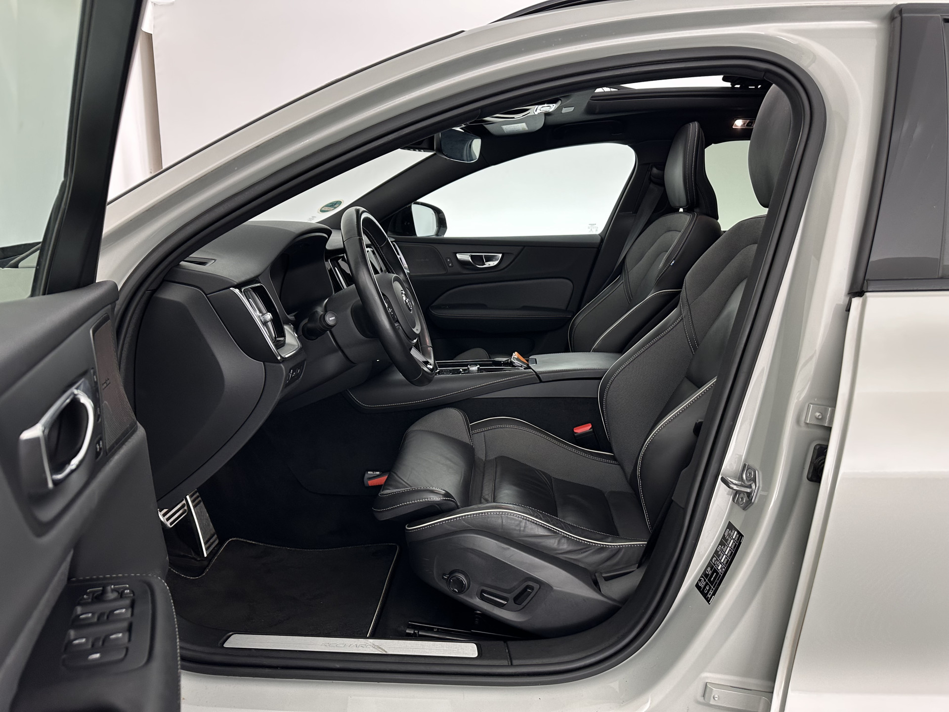 Volvo V60 2.0 T6 Recharge AWD R-Design (Plug-in) (INCL.BTW) Aut. *PANO | HEAD-UP | LEATHER-FABRIC | FULL-LED | MEMORY-PACK | HARMAN/KARDON | DIGI-COCKPIT | HEATED-SPORTSEATS | KEYLESS | DAB+ | NAVI-FULLMAP | PDC | CRUISE | TOWBAR | 19''ALU*