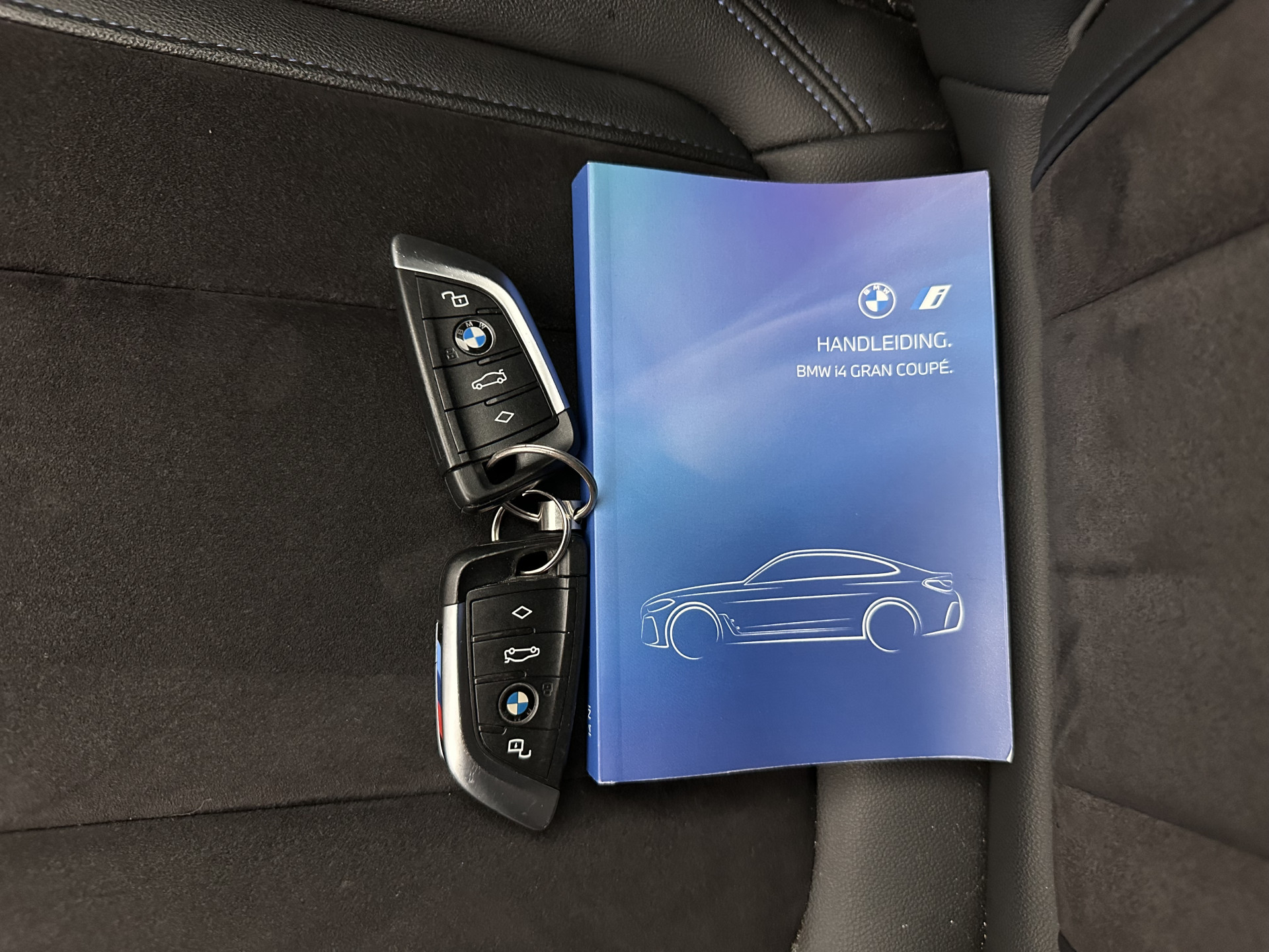 BMW i4 eDrive40 84 kWh M-Sport *M50 JAHRE* [ 3-Fase-11 kW ] {SOH-96%} (INCL-BTW) *LEATHER-ALCANTARA | FULL-LED | ADAPTIVE-CRUISE | HEATED-SPORTSEATS | CAMERA | DAB | DIGI-COCKPIT | NAVI-FULLMAP | AMBIENT-LIGHT | ECC | PDC | CARPLAY | KEYLESS | SHIFTPADDLE