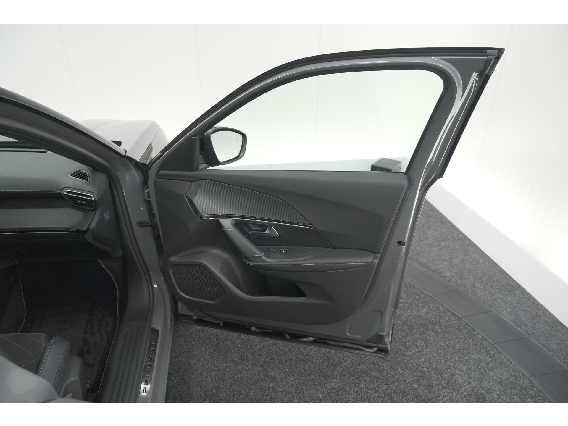 Peugeot 2008 PureTech 130 EAT8 GT | 360 Camera | Stoelmassage | Adaptieve Cruise Control | Dodehoekdetectie