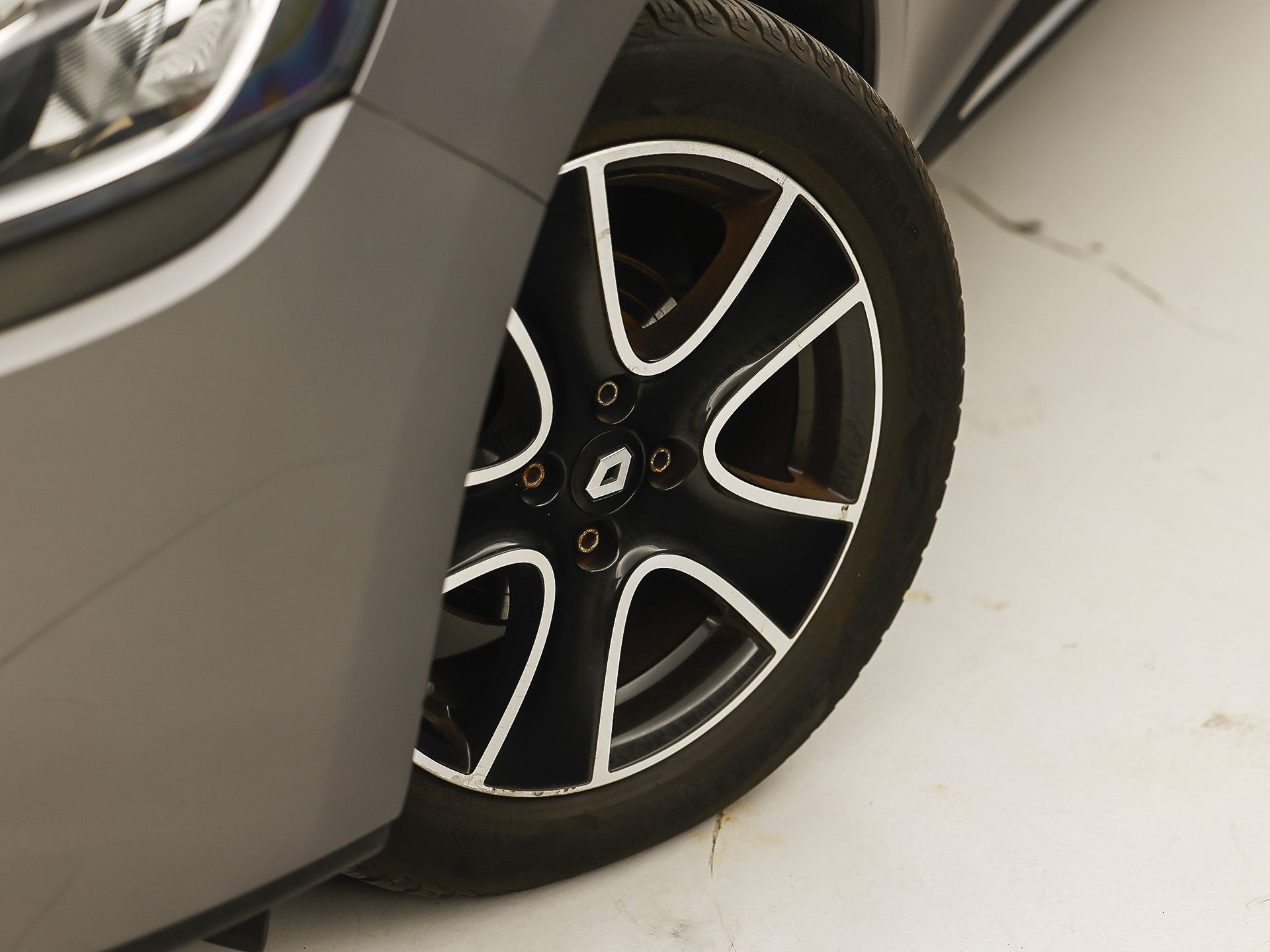 Renault Clio 0.9 TCe Dynamic Sport (NAVIGATIE, CRUISE, LM VELGEN, SPORTSTOELEN, PARKEERSENSOREN, BLUETOOTH, NIEUWE APK, NIEUWSTAAT)