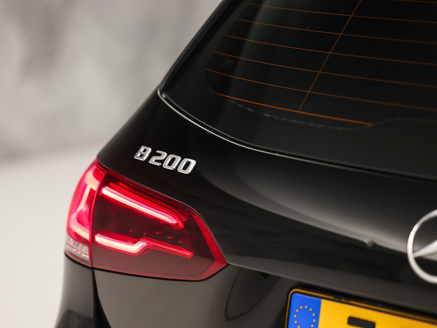 Mercedes-Benz B-Klasse 200 Business Solution Luxury 163Pk Automaat (GROOT NAVI, LEDER, CAMERA, GETINT GLAS, SPORTSTOELEN, STOELVERWARMING, TREKHAAK, NIEUWE APK, NIEUWSTAAT)