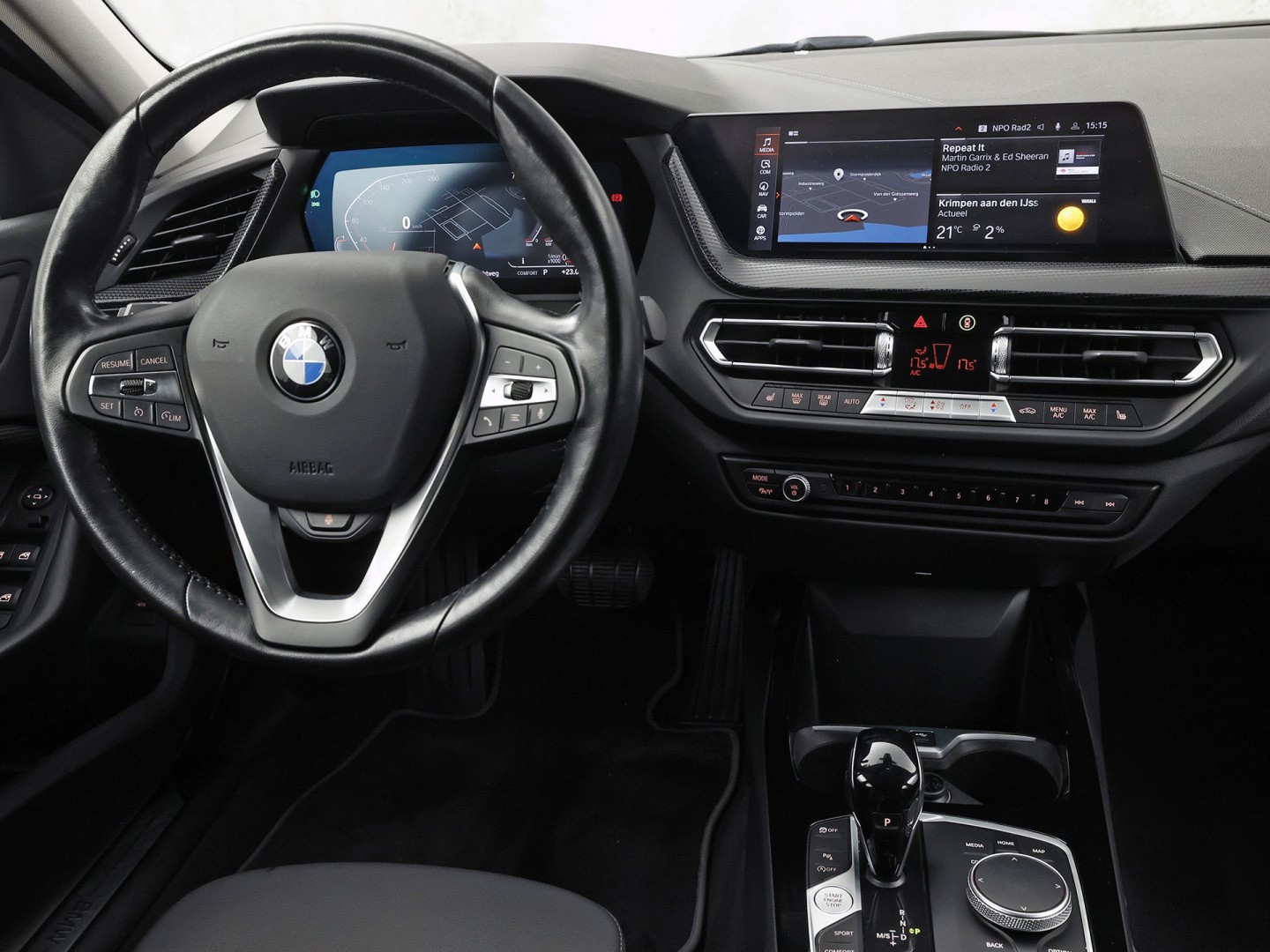 BMW 1 Serie 118i Sport Automaat (APPLE CARPLAY, DEALER ONDERHOUDEN, GROOT NAVI, CAMERA, STUUR/STOELVERWARMING, SPORTSTOELEN, TREKHAAK, GETINT GLAS, ELEK ACHTERKLEP, NIEUWSTAAT)
