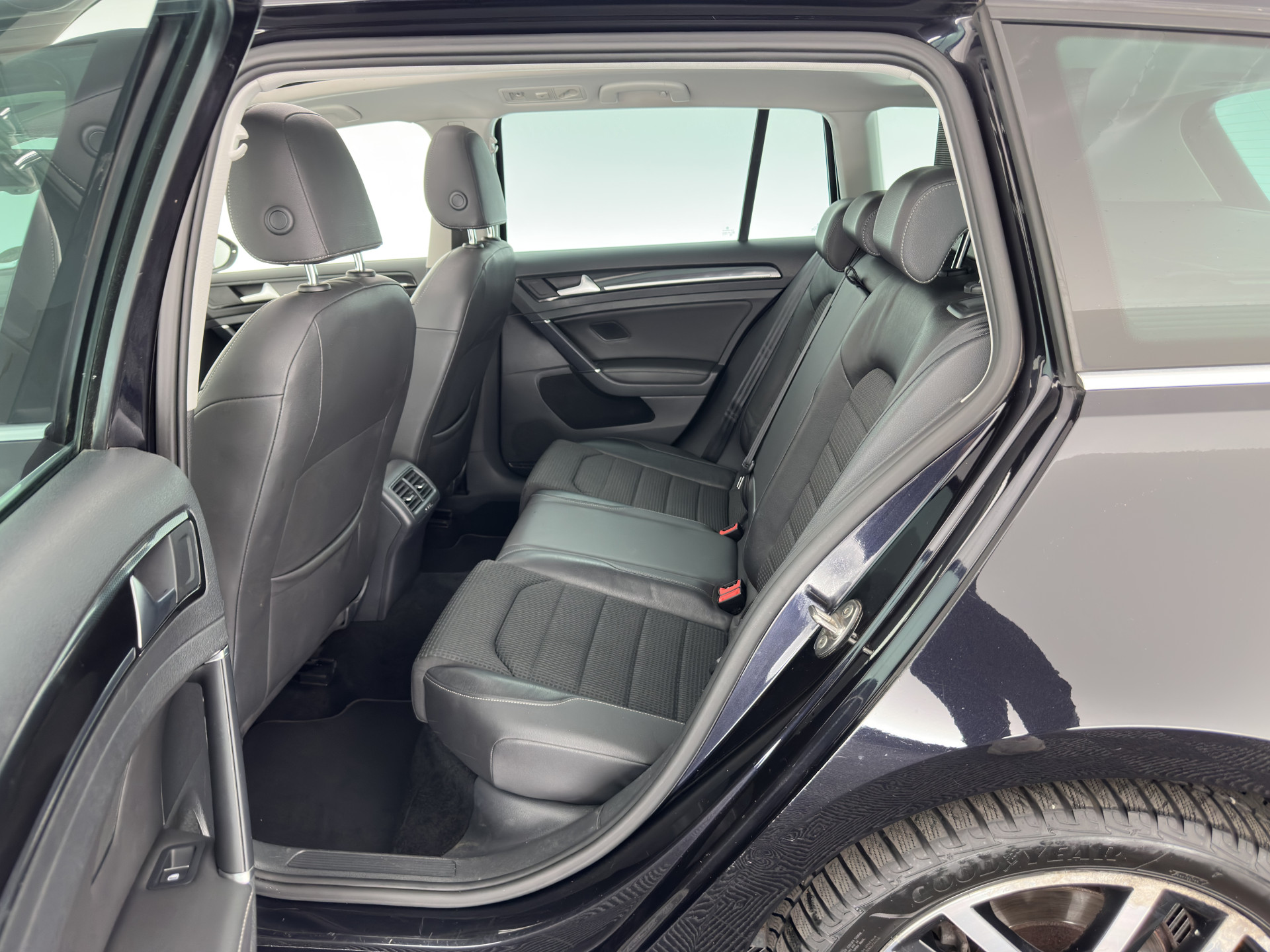 Volkswagen Golf Variant 1.4 TSI Highline Aut. *PANO | ADAPTIVE-CRUISE | LEATHER-FABRIC | XENON | DYNAUDIO-SOUND | KEYLESS | NAVI-FULLMAP | HEATED-ERGONOMIC-SPORTSEATS | ECC | PRIVACY-GLASS | PARKPILOT | 17''ALU*