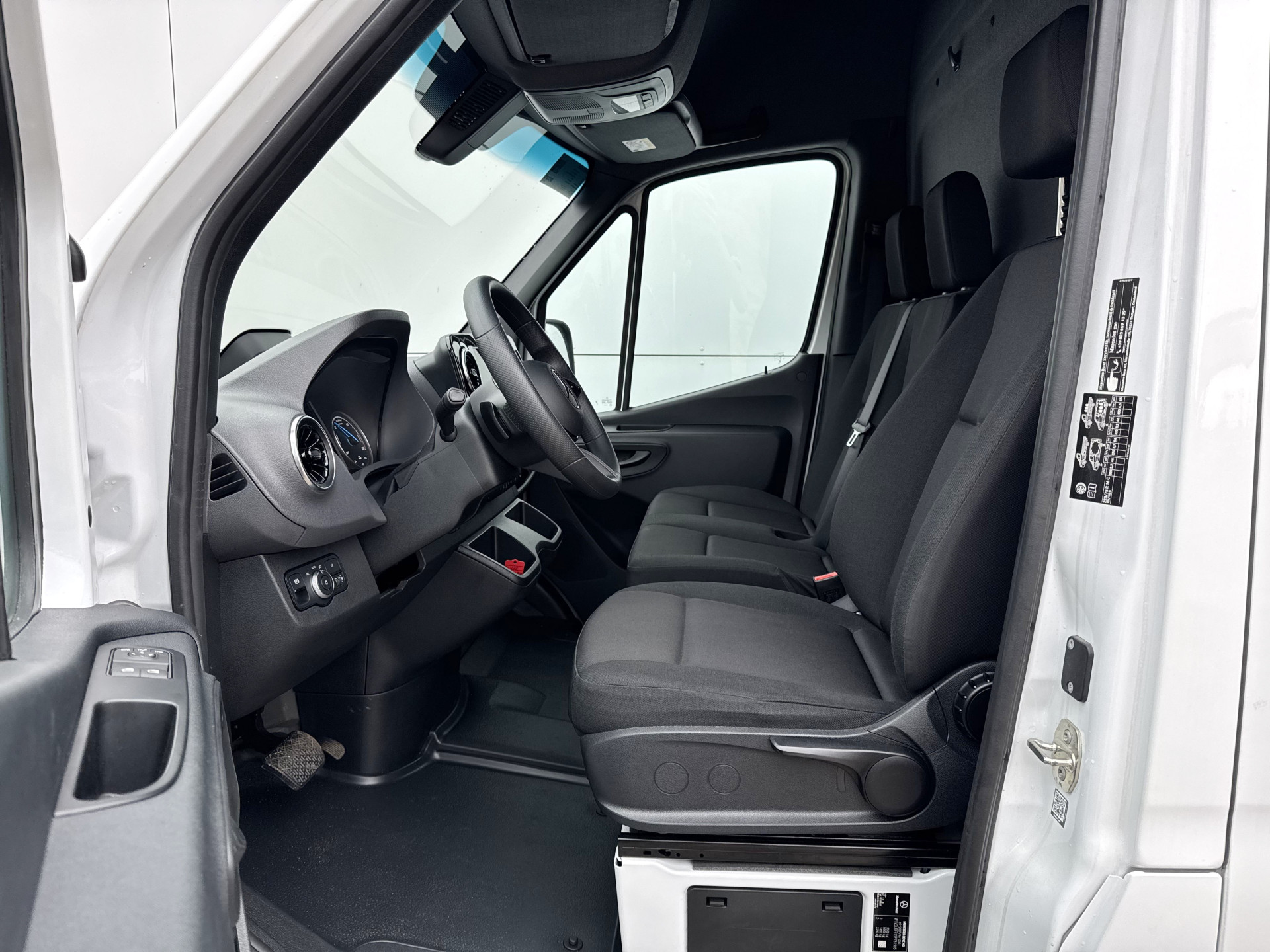 Mercedes-Benz eSprinter 314 Pro 81kWh L2H2 313km WLTP 2000kg Trekvermogen 115kw Snelladen Adaptieve Cruise Widescreen Camera