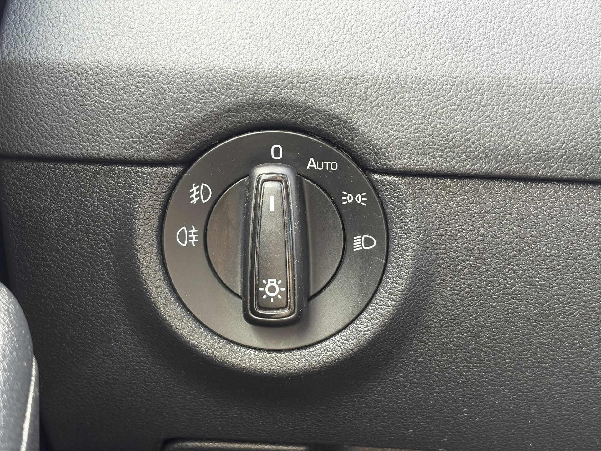 Skoda Octavia Combi 1.5 TSI Greentech Style Business 2e Eigenaar,Draadloze telefoonlader,Carplay,Camera,Navi,Trekhaak,150pk,Pdc V+A,Keyless,Clima,Cruise,Elekt.Stoel,Recent beurt gehad,N.A.P,Apk tot 07-2027