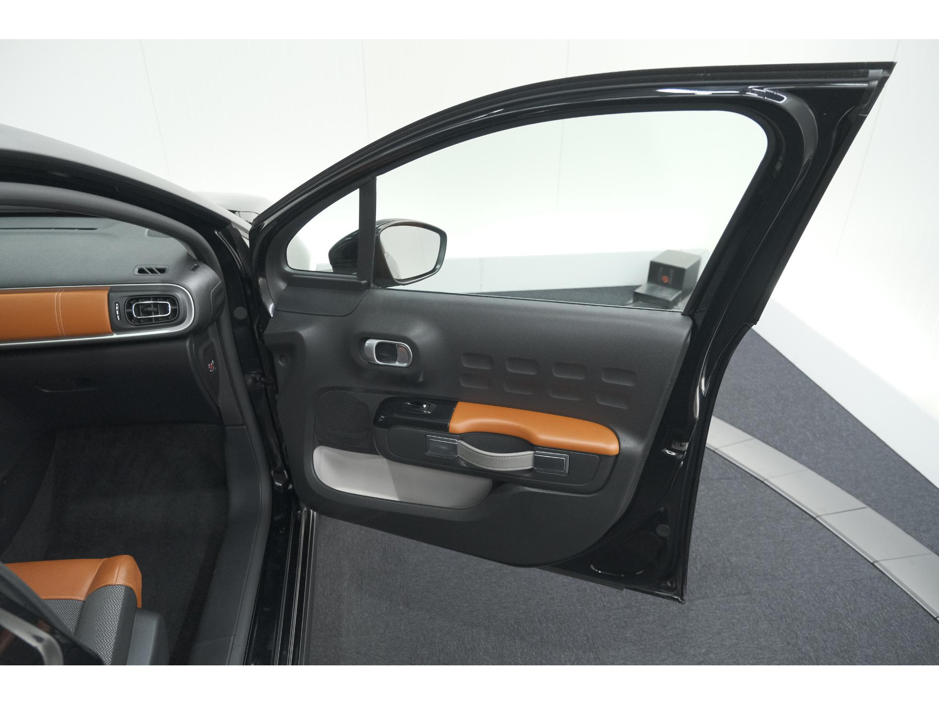 Citroen C3 PureTech 110 S&S Shine | Trekhaak | Parkeersensoren | Navigatie | Apple Carplay