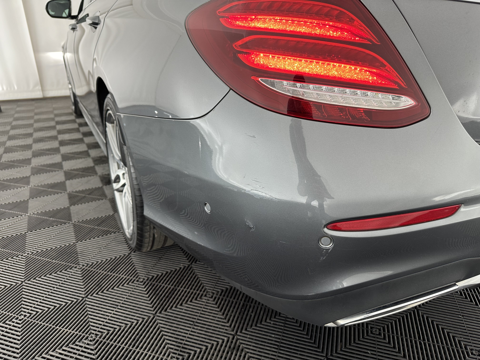 Mercedes-Benz E-klasse 220 d AMG-Line (INCL-BTW ) Aut. *PANO | FULL-LED | LEATHER-MICROFIBRE | WIDE-SCREEN-DIGI-COCKPIT | NAVI-FULLMAP | AMBIENT-LIGHT | HEATED-SPORTSEATS | ECC | SHIFT-PADLLES | PDC | CRUISE | 19"ALU*