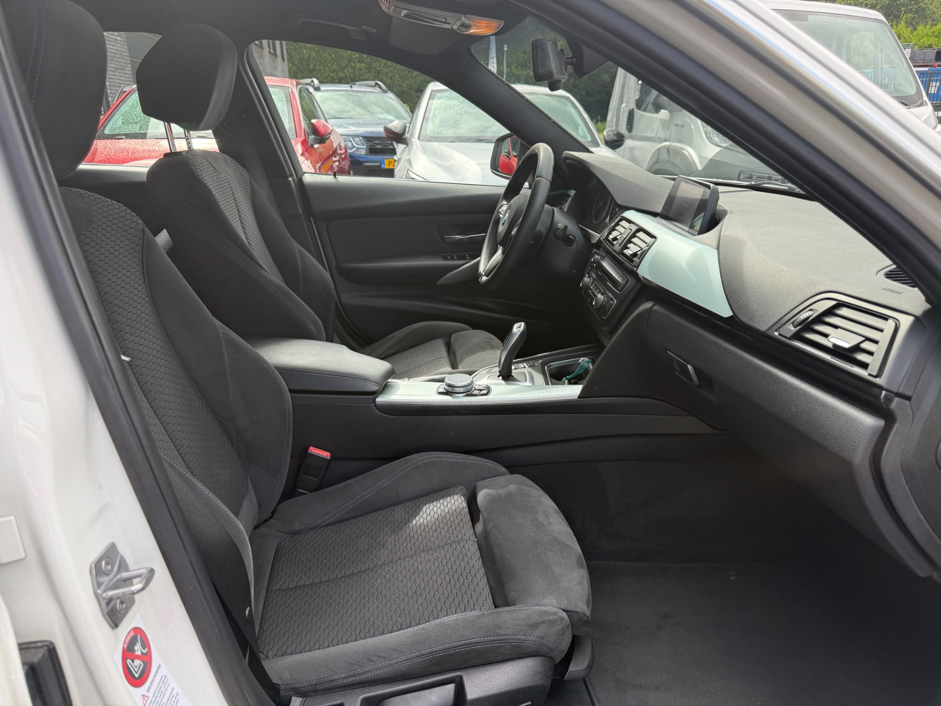 BMW 3-serie 316i M Sport Edition | NIEUWE APK | 3/6 of 12 MND GARANTIE | SCHUIF DAK | NAVI |