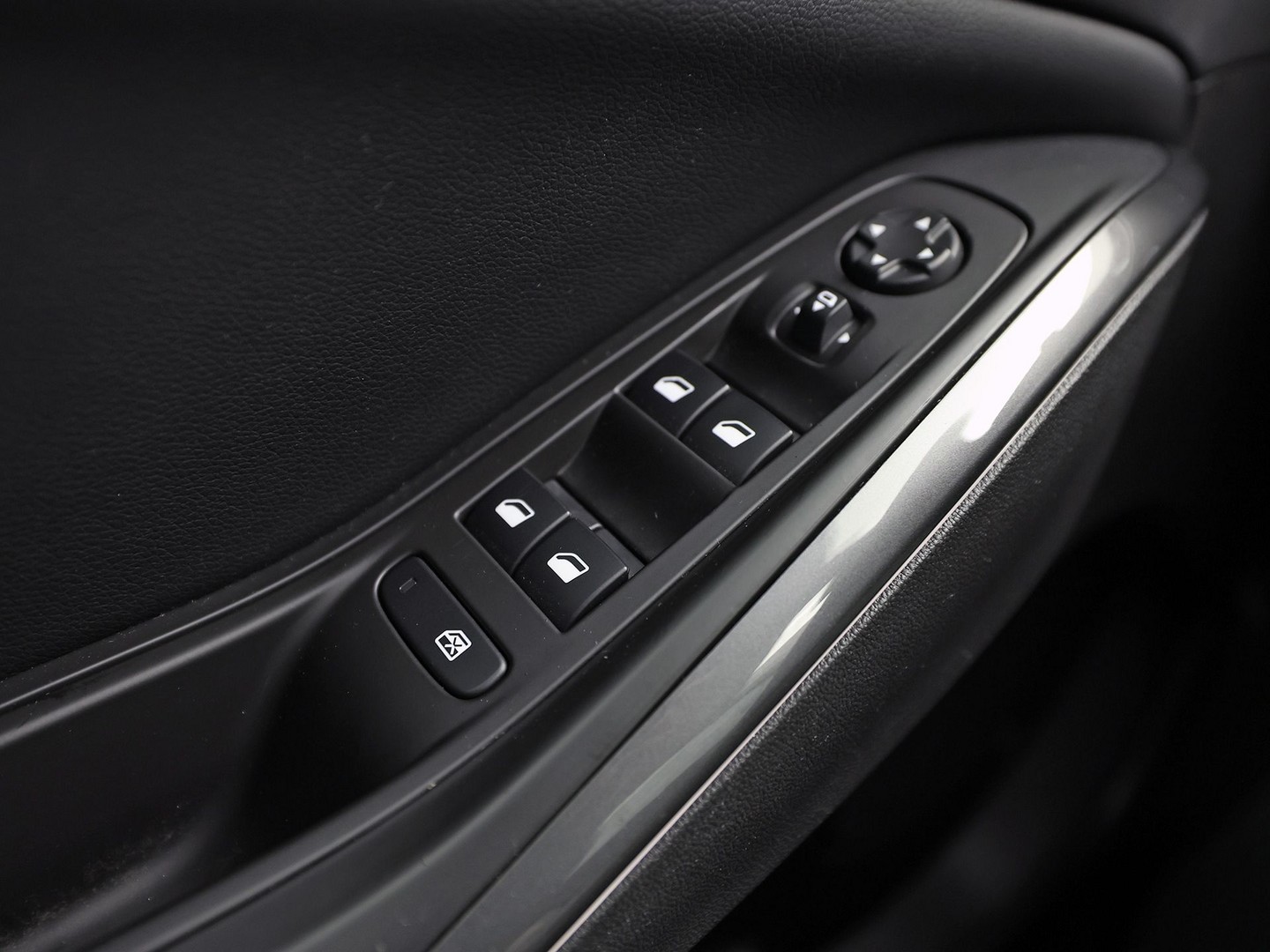 Opel Grandland X 1.2 Turbo Innovation (APPLE CARPLAY, GROOT NAVI, CLIMATE, STUUR/STOELVERWARMING, KEYLESS, CAMERA, SPORTSTOELEN, GETINT GLAS, ELEK ACHTERKLEP, NIEUWE APK, NIEUWSTAAT)