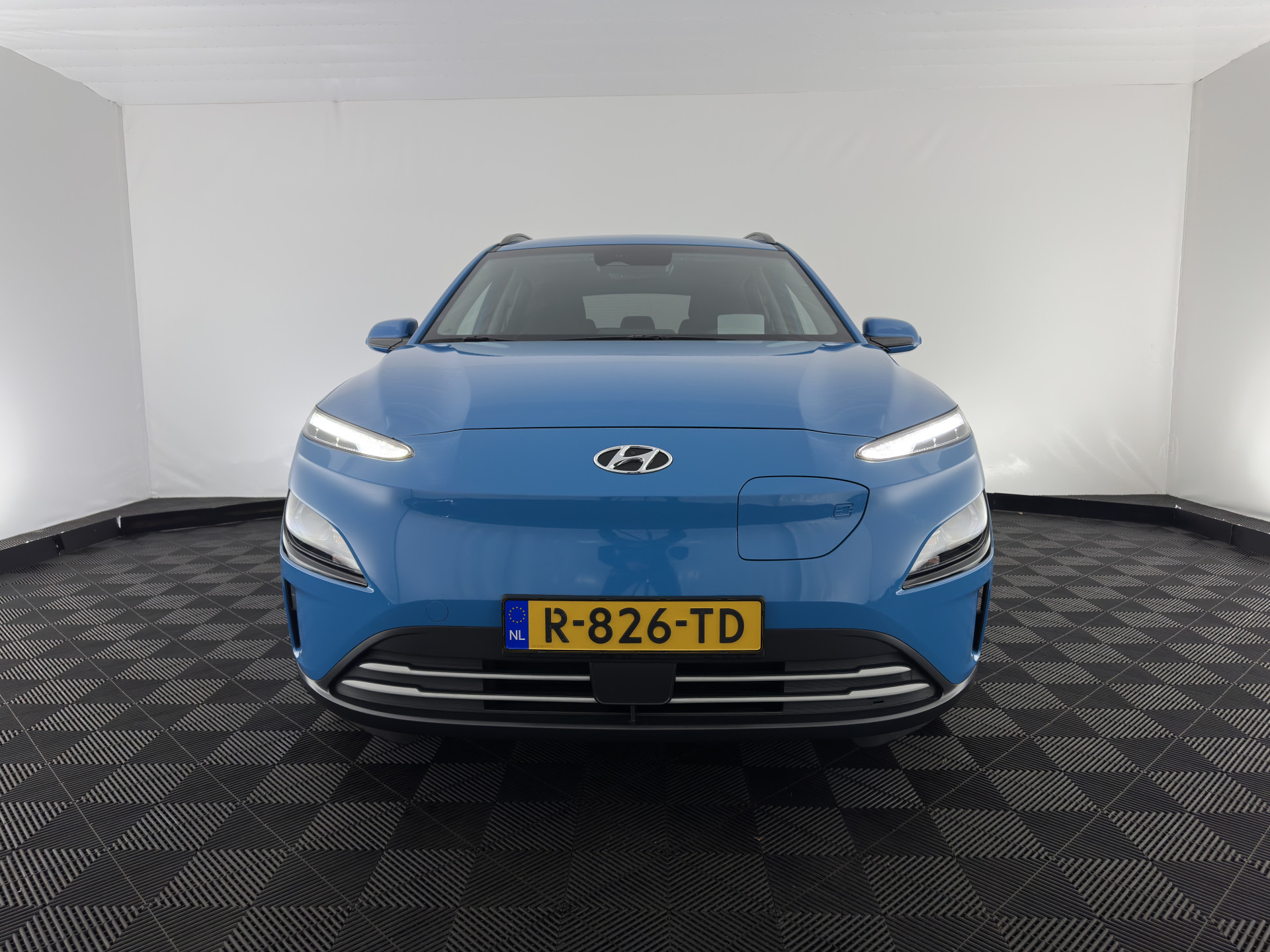 Hyundai Kona EV Fashion 39 kWh [ 3-Fase ] {SOH-100%} (INCL-BTW) Aut.*HEATPUMP | HEAD-UP | NAVI-FULLMAP | DIGI-COCKPIT | FULL-LED | KRELL-AUDIO | LANE-ASSIST | KEYLESS | CAMERA | SHIFT-PADDLES | DAB | ADAPTIVE-CRUISE | COMFORT-SEATS | 17"ALU*