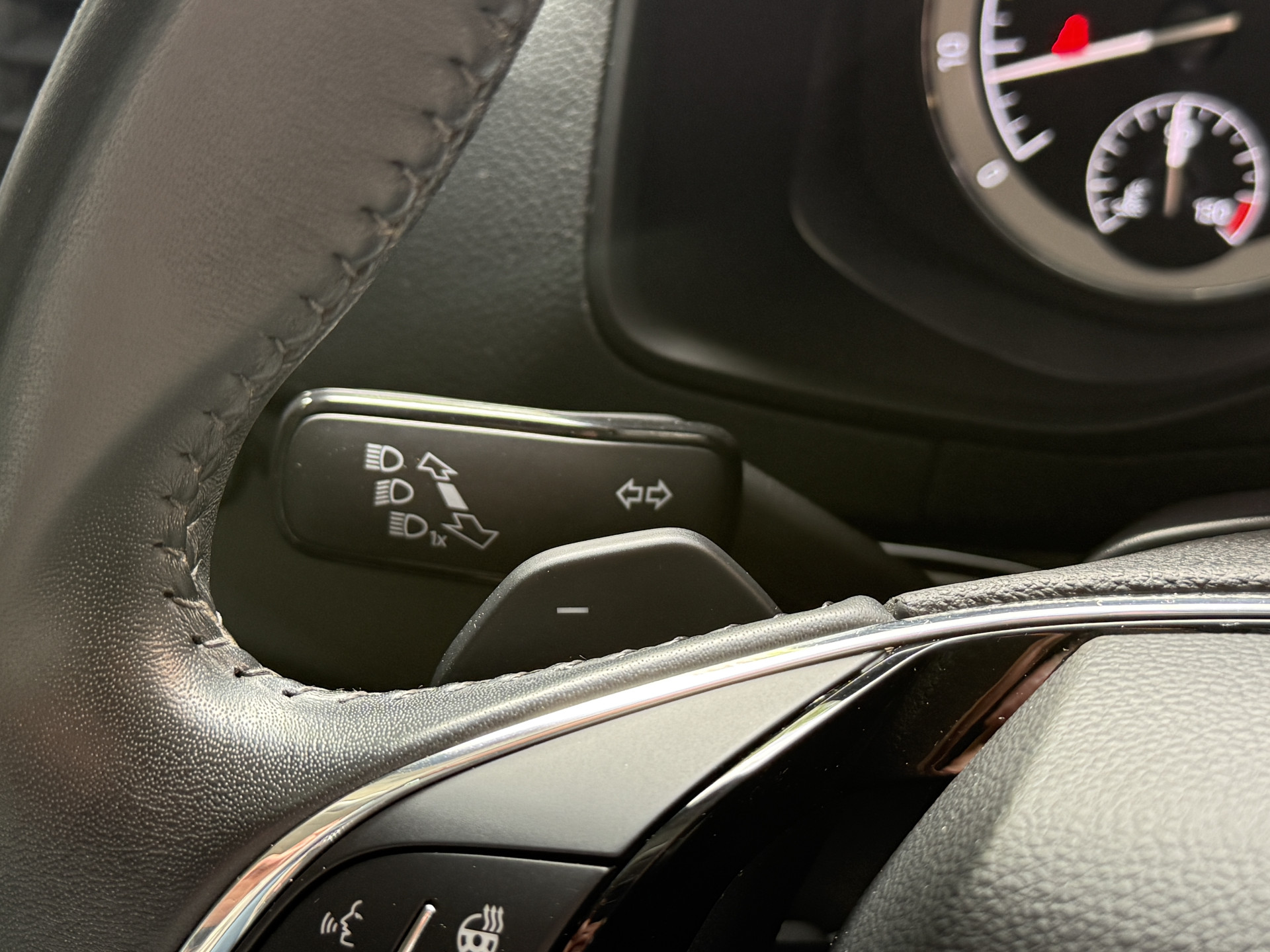 ŠKODA Karoq 1.5 TSI ACT Business Edition Plus | Panoramadak | Camera | Adaptive cruise | Stoelverwarming | Full LED | NL auto | Dealer onderhouden