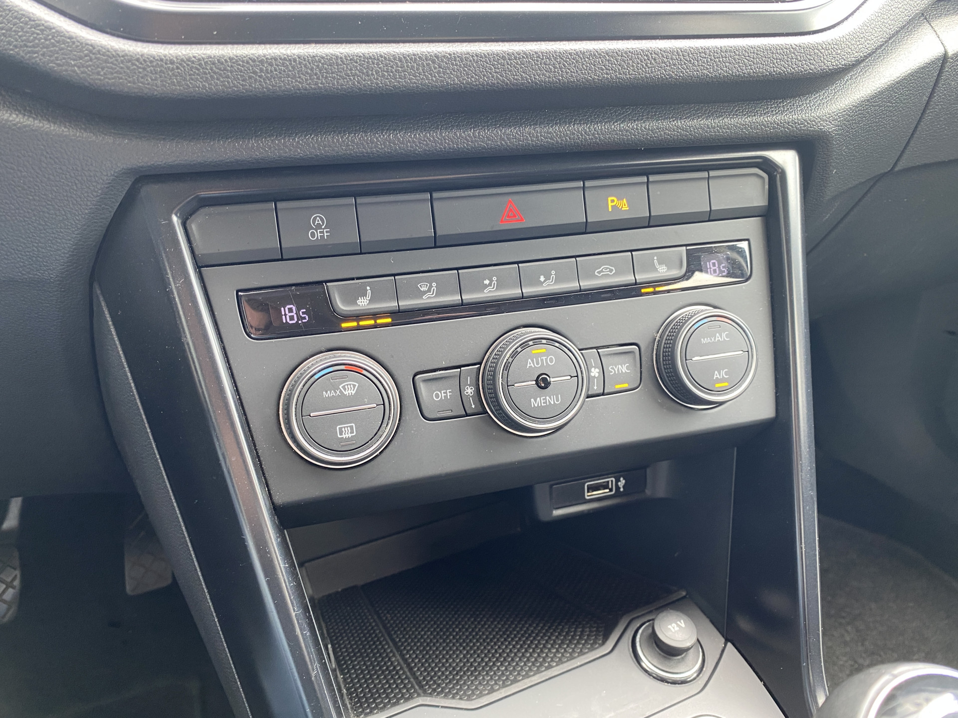 Volkswagen T-Roc 1.0 TSI Style 116 pk | adaptieve cruise control | navigatie | parkeersensoren | all season banden | climate control