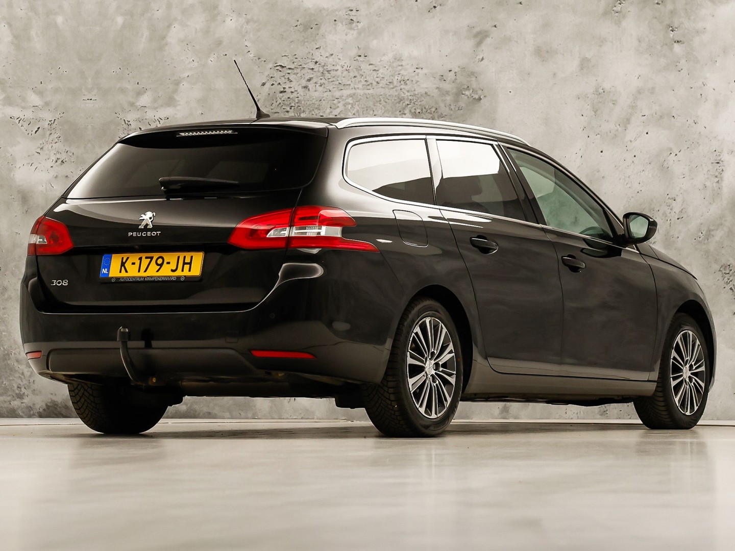 Peugeot 308 SW 1.2 PureTech Premium Sport (VIRTUAL COCKPIT, APPLE CARPLAY, GROOT NAVI, 360 CAMERA, SPORTSTOELEN, LEDER, TREKHAAK, GETINT GLAS, NIEUWSTAAT)